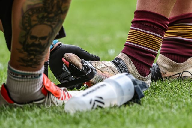 Jake Bibby of Huddersfield Giants has his shoe taped during the Betfred Super League round 20 match Hull FC vs Huddersfield Giants at MKM Stadium, Hull, United Kingdom, 26th July 2025

(Photo by Alfie Cosgrove/News Images)
