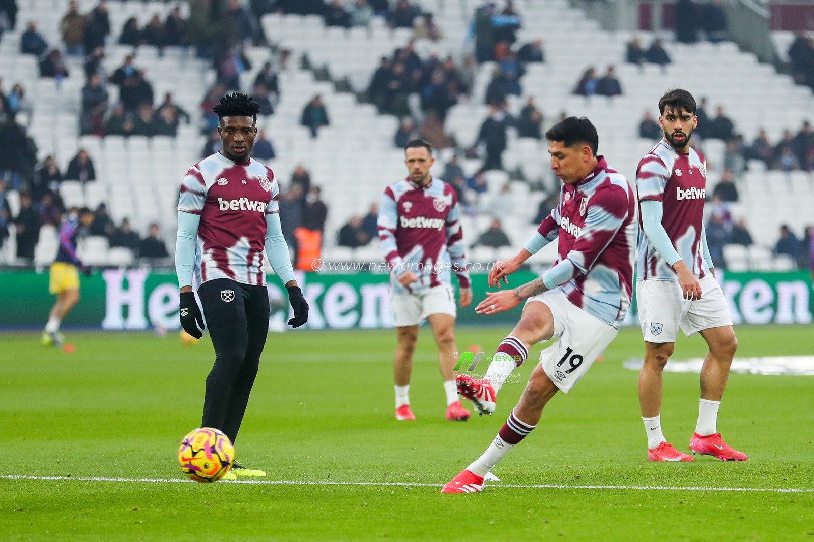 Edson Alvarez of West Ham United warms up prior to the Premier League match West Ham United vs Crystal Palace at London Stadium, London, United Kingdom, 18th January 2025

(Photo by Izzy Poles/News Images)