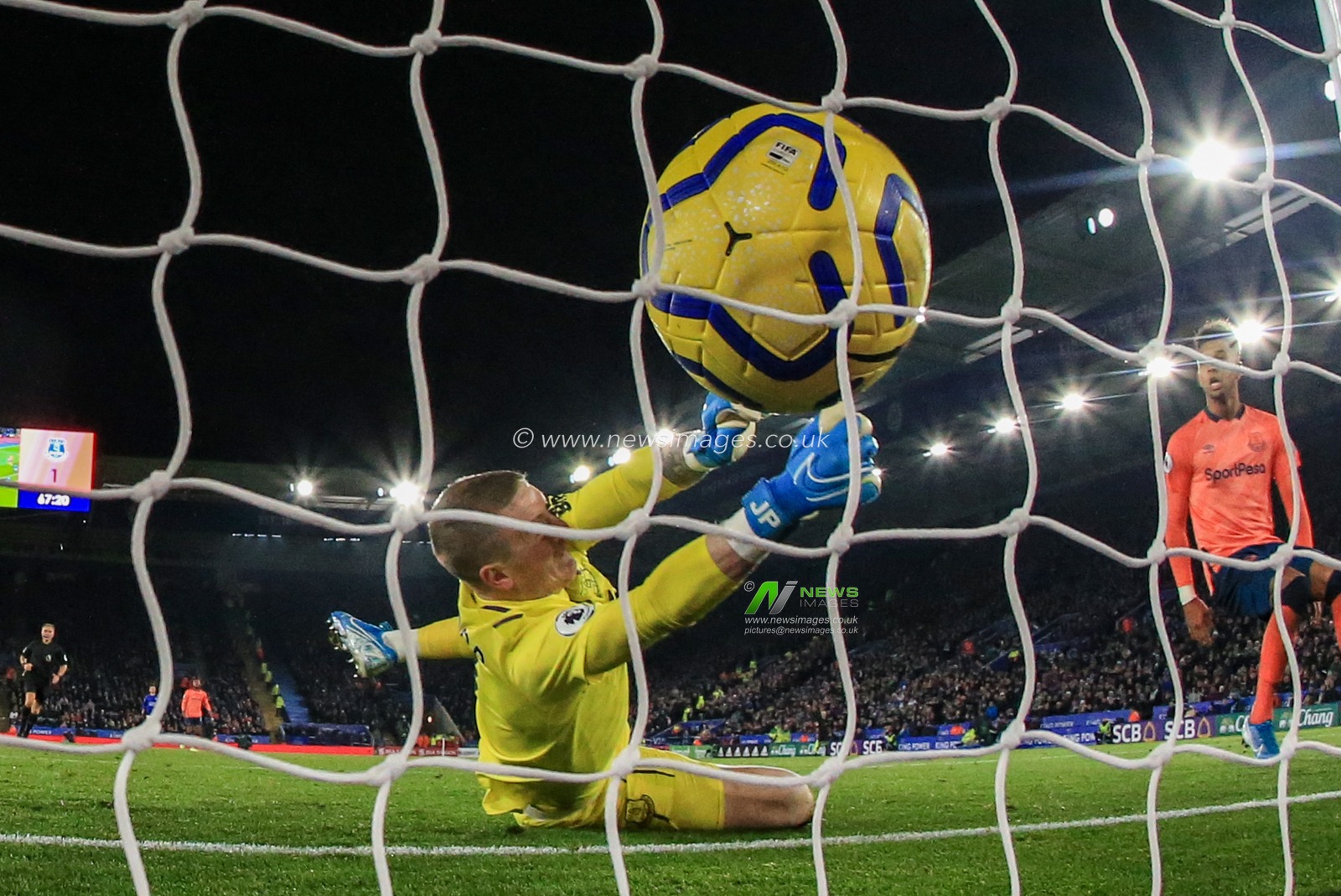1st December 2019, King Power Stadium, Leicester, England; Premier League, Leicester City v Everton : Jamie Vardy (9) of Leicester City slots one past Jordan Pickford (1) of Everton to equalise making it 1-1 


Credit: Mark Cosgrove/News Images
