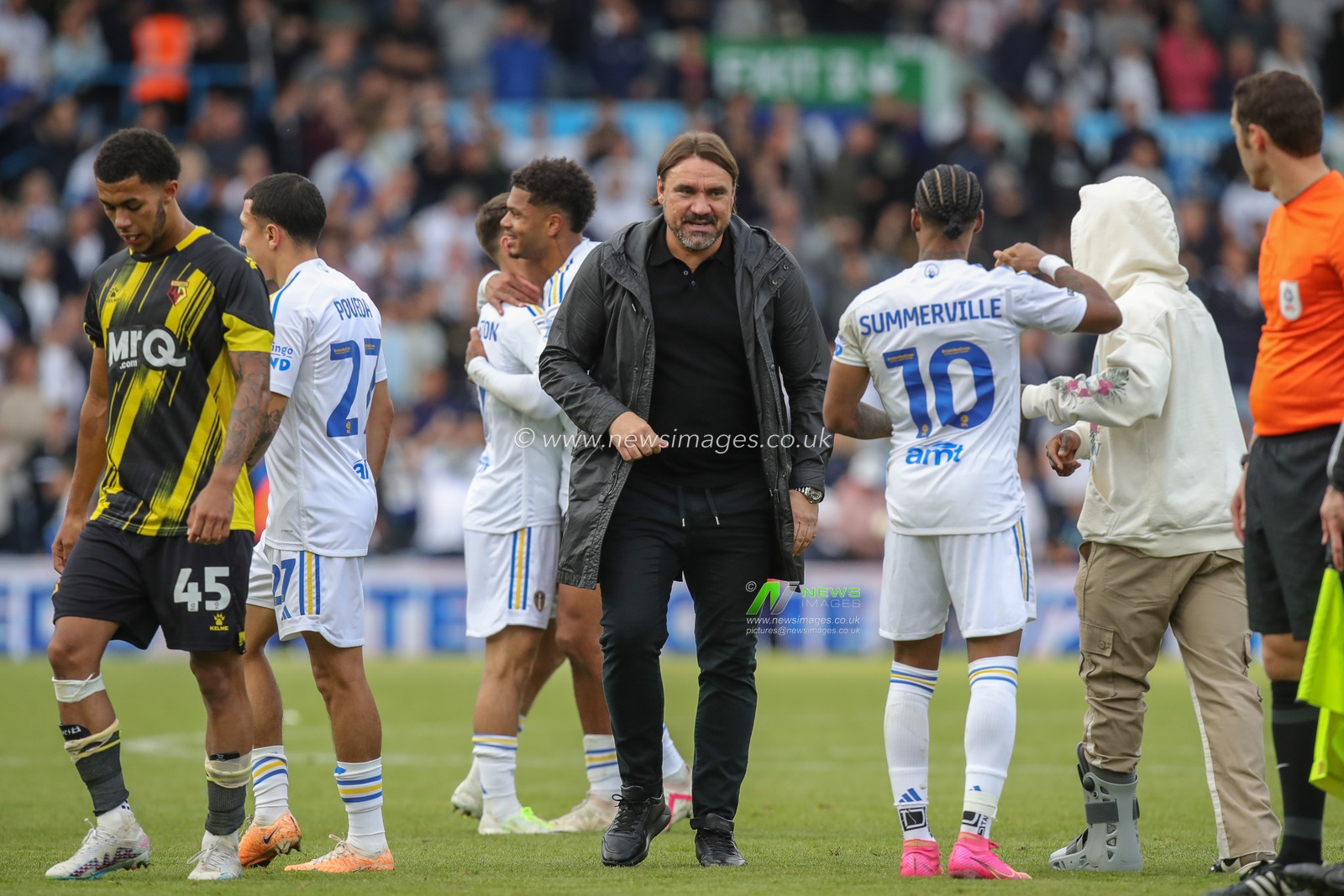 Daniel Farke manager of Leeds United with his players after the Sky Bet Championship match Leeds United vs Watford at Elland Road, Leeds, United Kingdom, 23rd September 2023

(Photo by James Heaton/News Images)