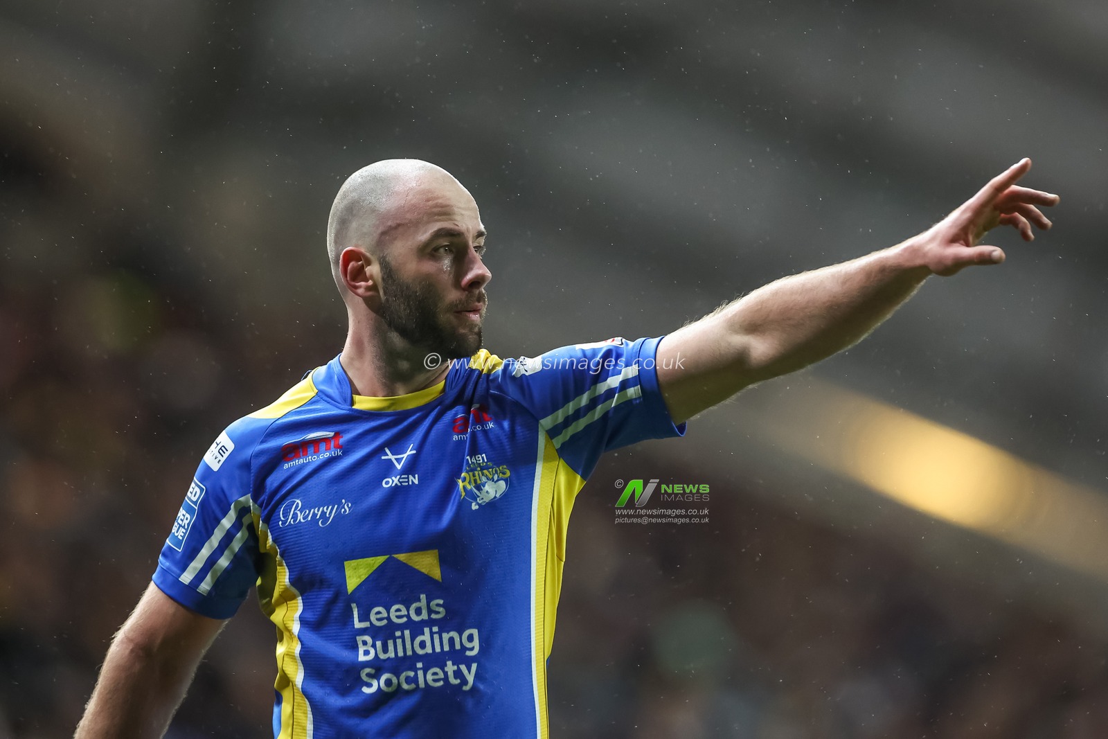 Matt Frawley of Leeds Rhinos gives his team instructions during the Betfred Super League Round 5 match Leeds Rhinos vs St Helens at Headingley Stadium, Leeds, United Kingdom, 15th March 2024

(Photo by Mark Cosgrove/News Images)