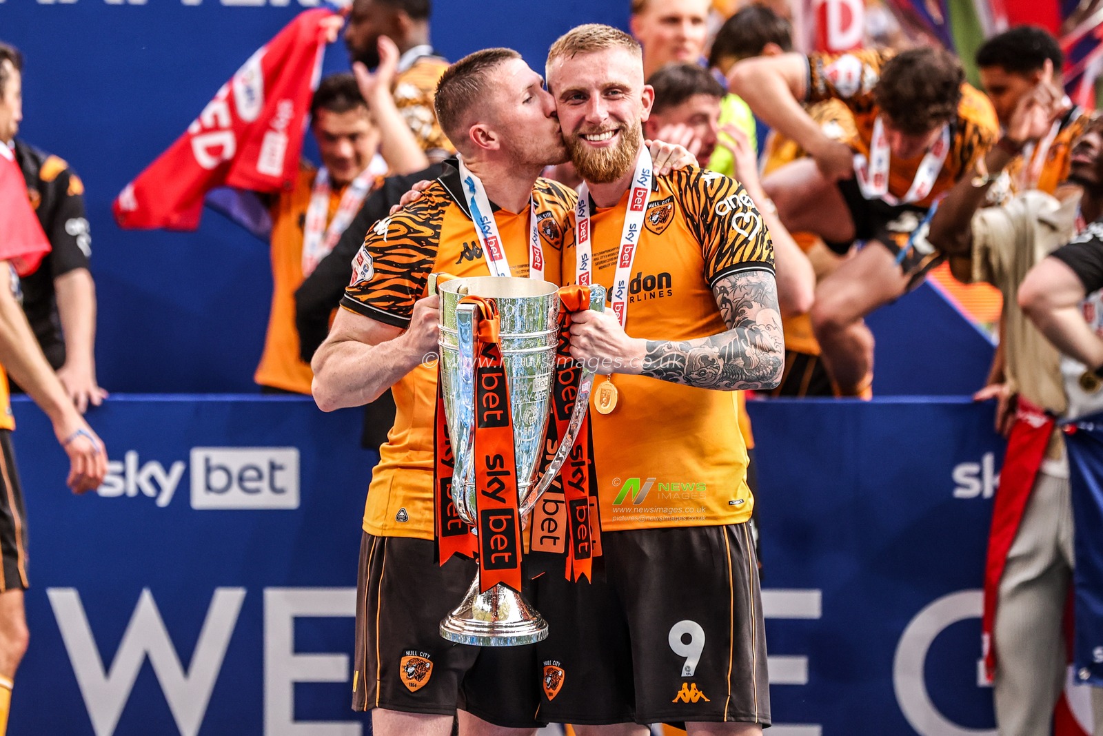 John Lundstram of Hull City and Oliver McBurnie of Hull City celebrate winning the Playoffs during the Sky Bet Championship Playoffs Final match Hull City vs Middlesbrough at Wembley Stadium, London, United Kingdom on 23 May 2026

(Photo by Alfie Cosgrove/News Images)