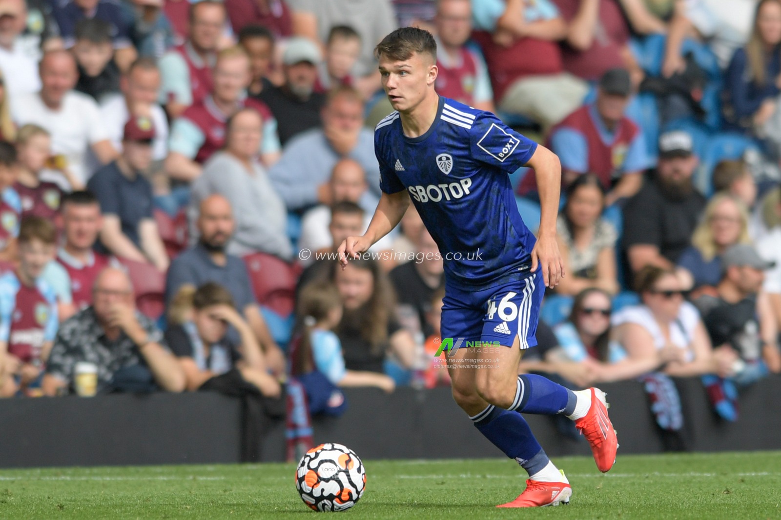Jamie Shackleton #46 of Leeds United runs forward with the ball