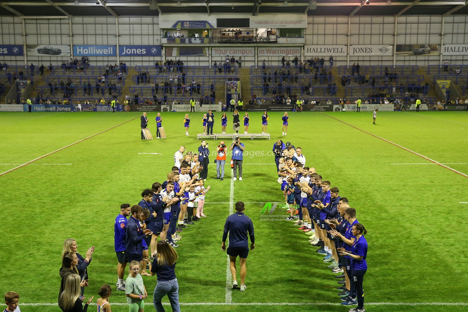 Warrington Wolves players and staff form a guard of honour after the Betfred Super League Round 26 match Warrington Wolves vs St Helens at Halliwell Jones Stadium, Warrington, United Kingdom, 15th September 2023

(Photo by Gareth Evans/News Images)