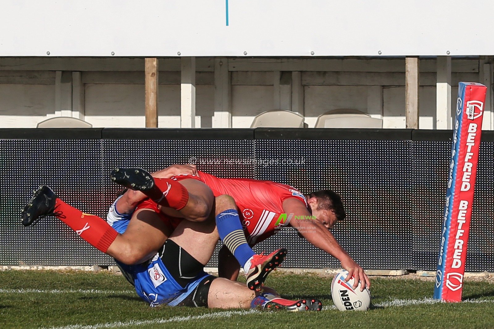 Ryan Hall (5) of Hull KR scores his try to make it 4-0
