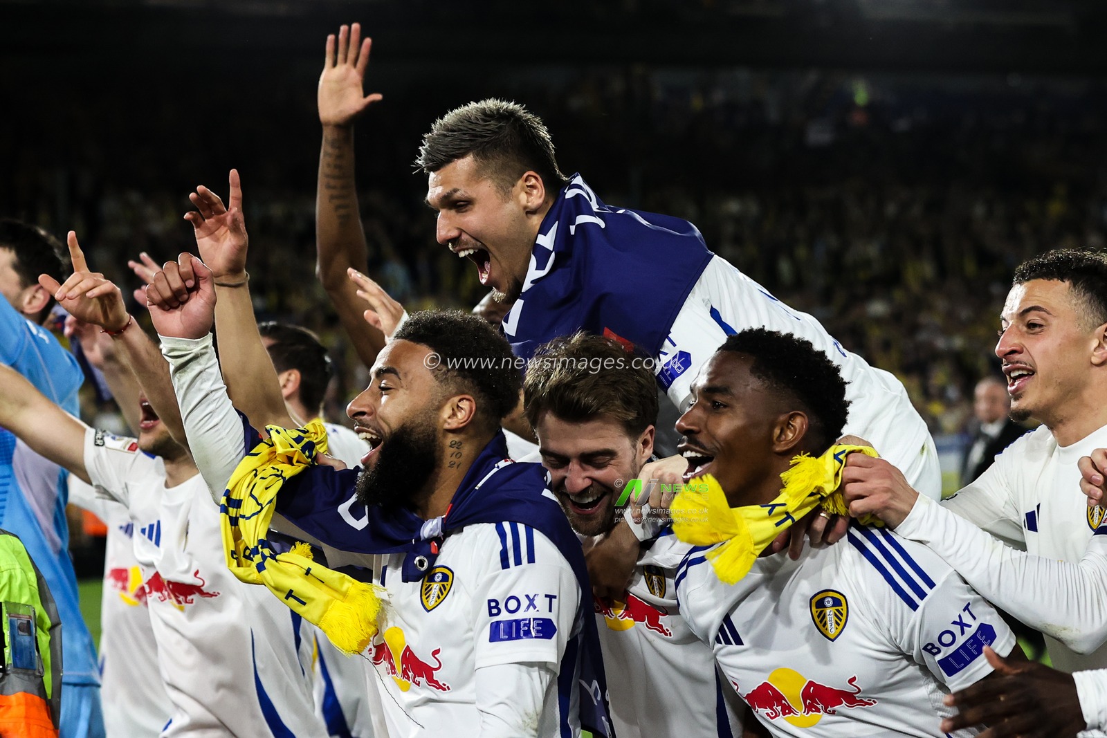 Leeds United players celebrate promotion to the Premier League after the Sky Bet Championship match Leeds United vs Bristol City at Elland Road, Leeds, United Kingdom, 28th April 2025

(Photo by Alfie Cosgrove/News Images)