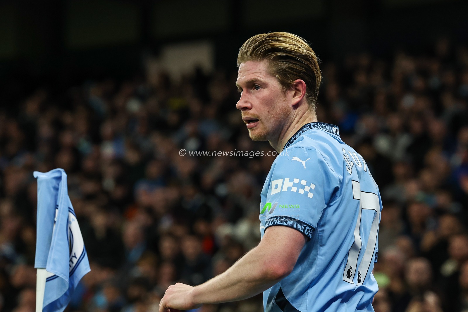 Kevin De Bruyne of Manchester City prepares to take a corner during the Premier League match Manchester City vs Manchester United at Etihad Stadium, Manchester, United Kingdom, 15th December 2024

(Photo by Mark Cosgrove/News Images)