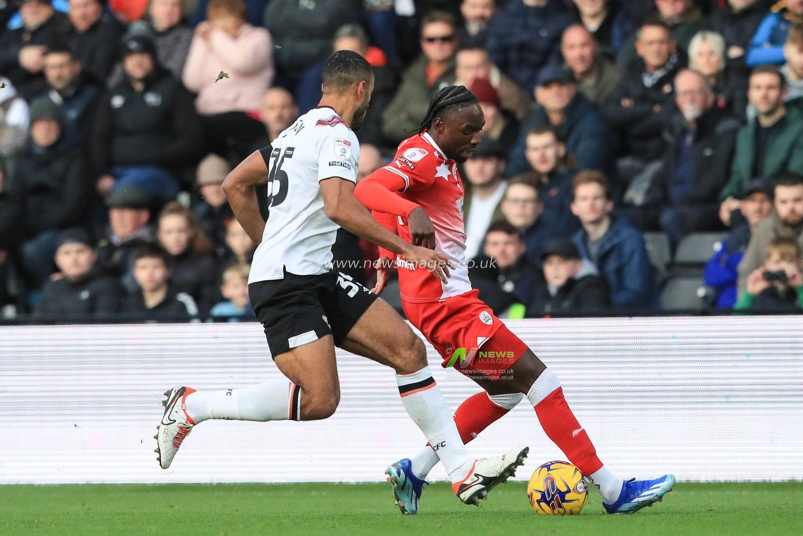 Devante Cole #44 of Barnsley breaks with the ball followed by Curtis Nelson #35 of Derby County during the Sky Bet League 1 match Derby County vs Barnsley at Pride Park Stadium, Derby, United Kingdom, 11th November 2023

(Photo by Alfie Cosgrove/News Images)