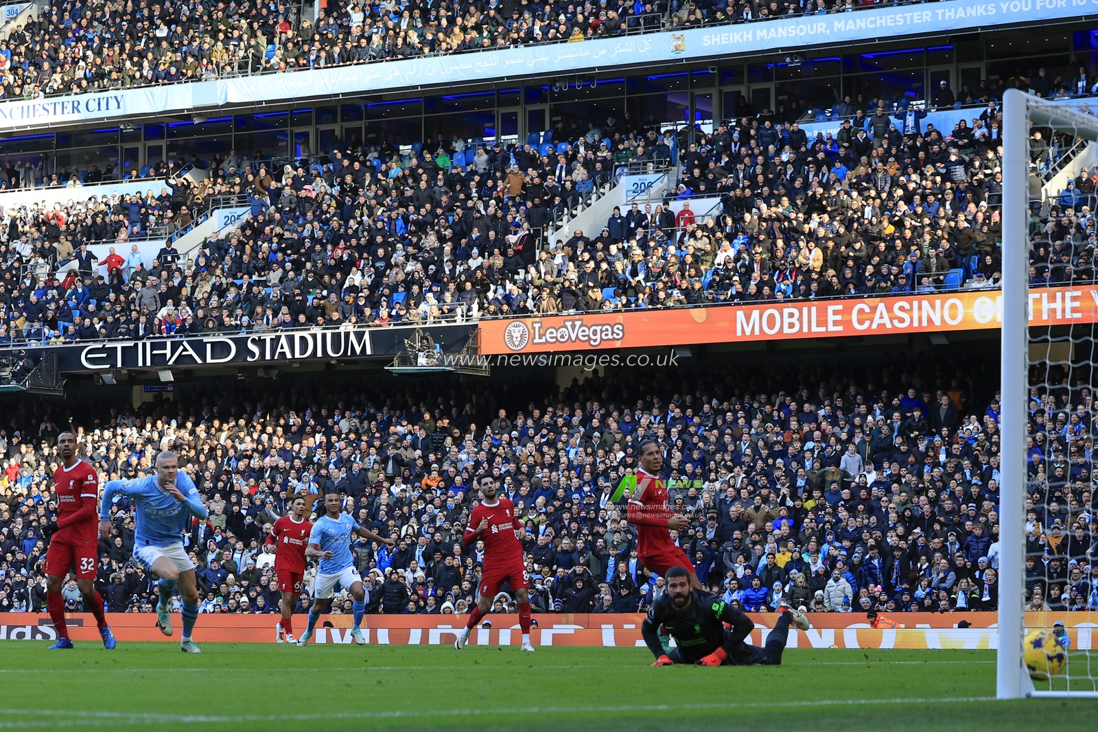 Erling Haaland #9 of Manchester City scores to make it 1-0 during the Premier League match Manchester City vs Liverpool at Etihad Stadium, Manchester, United Kingdom, 25th November 2023

(Photo by Conor Molloy/News Images)