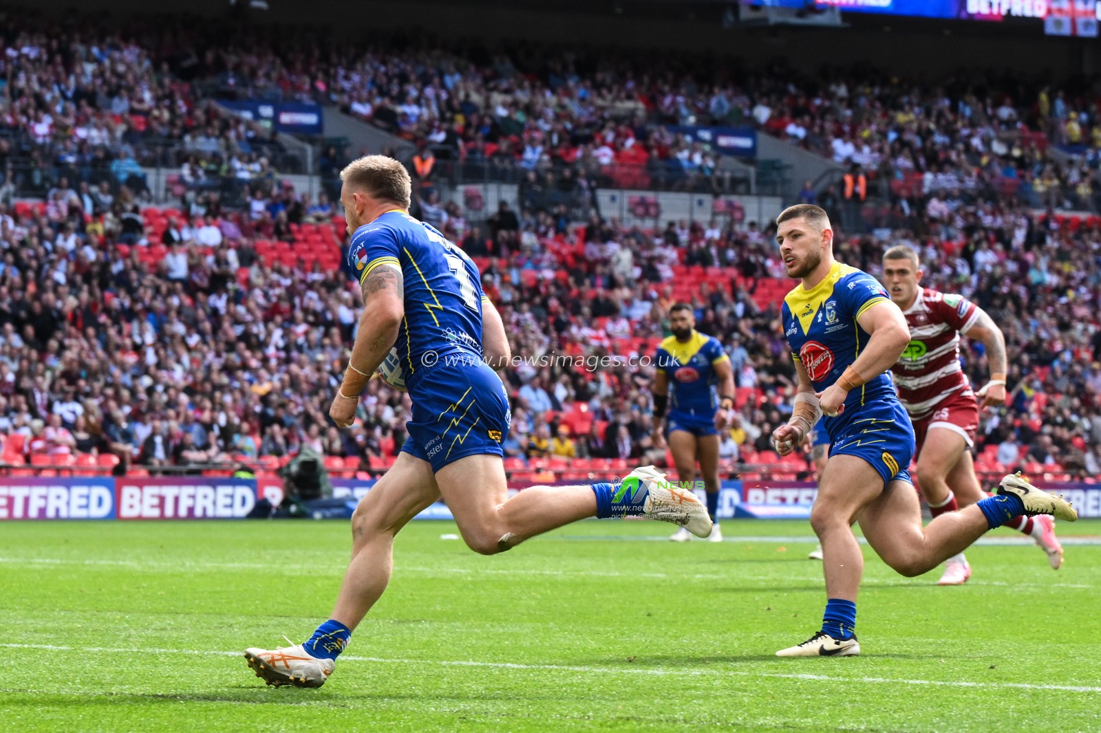 Matt Dufty of Warrington Wolves goes over for a try and makes the score 6-18 during the Betfred Challenge Cup Final match Warrington Wolves vs Wigan Warriors at Wembley Stadium, London, United Kingdom, 8th June 2024

(Photo by Craig Thomas/News Images)