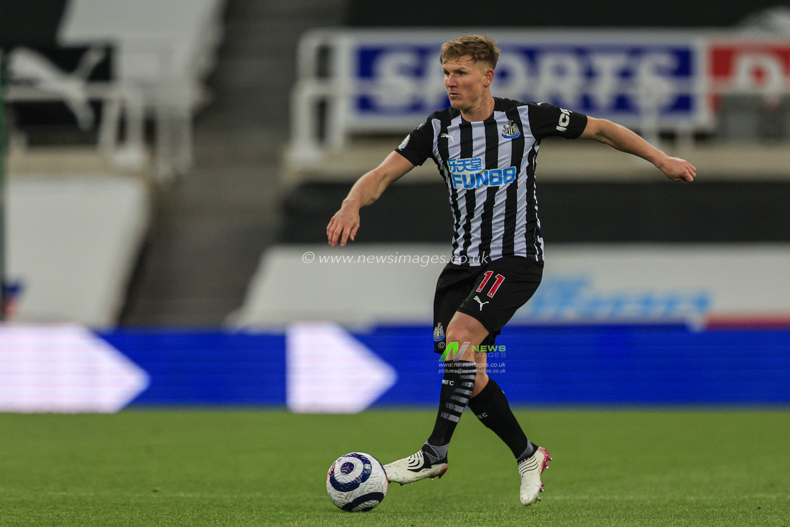 Matt Ritchie #11 of Newcastle United in possession of the ball