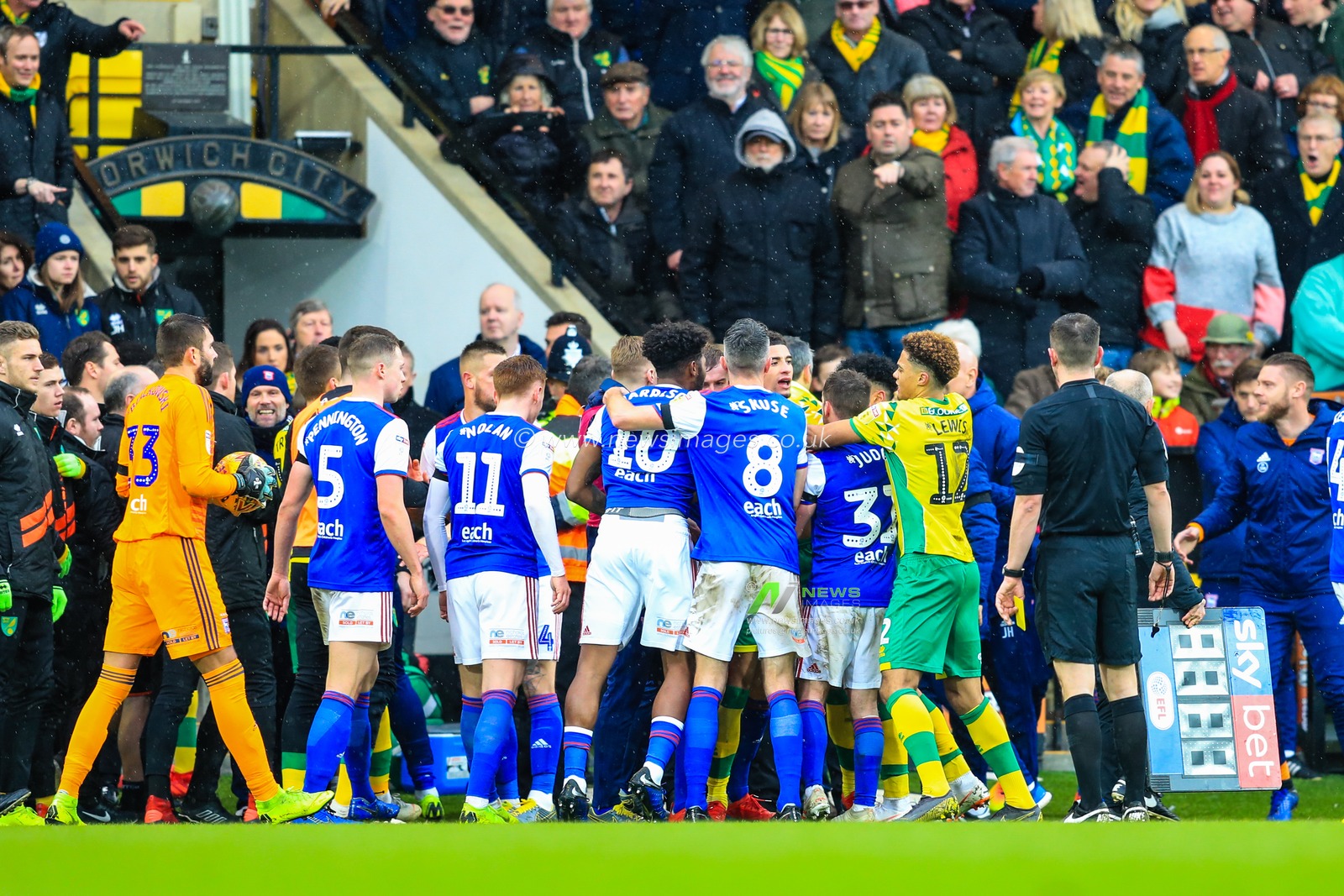10th February 2019, Carrow Road, Norfolk, England; Sky Bet Championship, Norwich City vs Ipswich Town ;  Tensions were high between the two rivals which led to Paul Lambert manager of Ipswich being shown a red card


Credit: Georgie Kerr/News Images

English Football League images are subject to DataCo Licence
