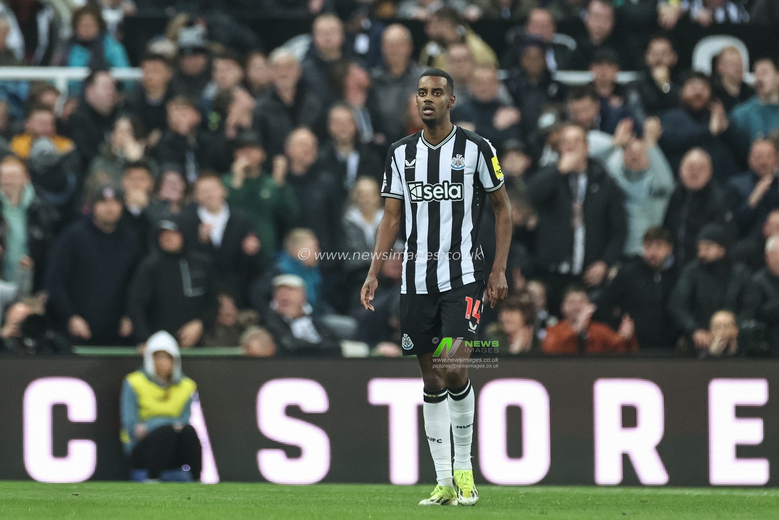 Alexander Isak of Newcastle United casually walks back after scoring to make it 1-0 during the Premier League match Newcastle United vs Everton at St. James's Park, Newcastle, United Kingdom, 2nd April 2024

(Photo by Mark Cosgrove/News Images)