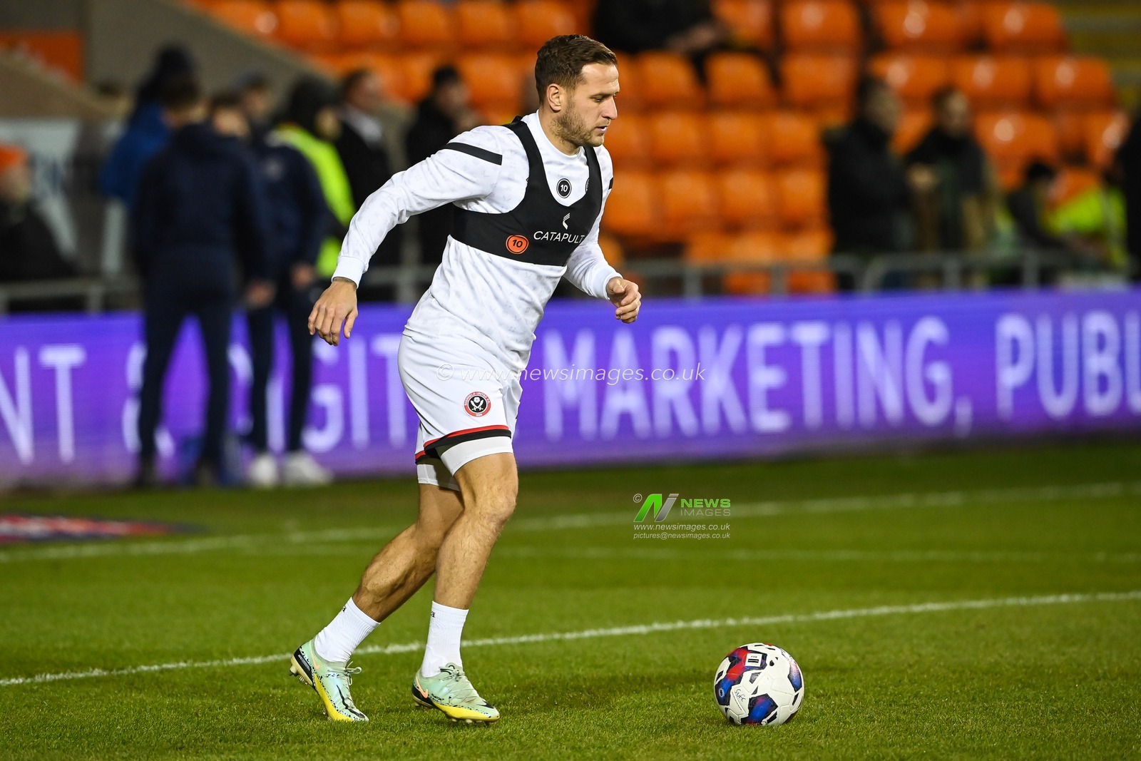 Billy Sharp #10 of Sheffield United during the pre-game warmup ahead of the Sky Bet Championship match Blackpool vs Sheffield United at Bloomfield Road, Blackpool, United Kingdom, 29th December 2022

(Photo by Craig Thomas/News Images)