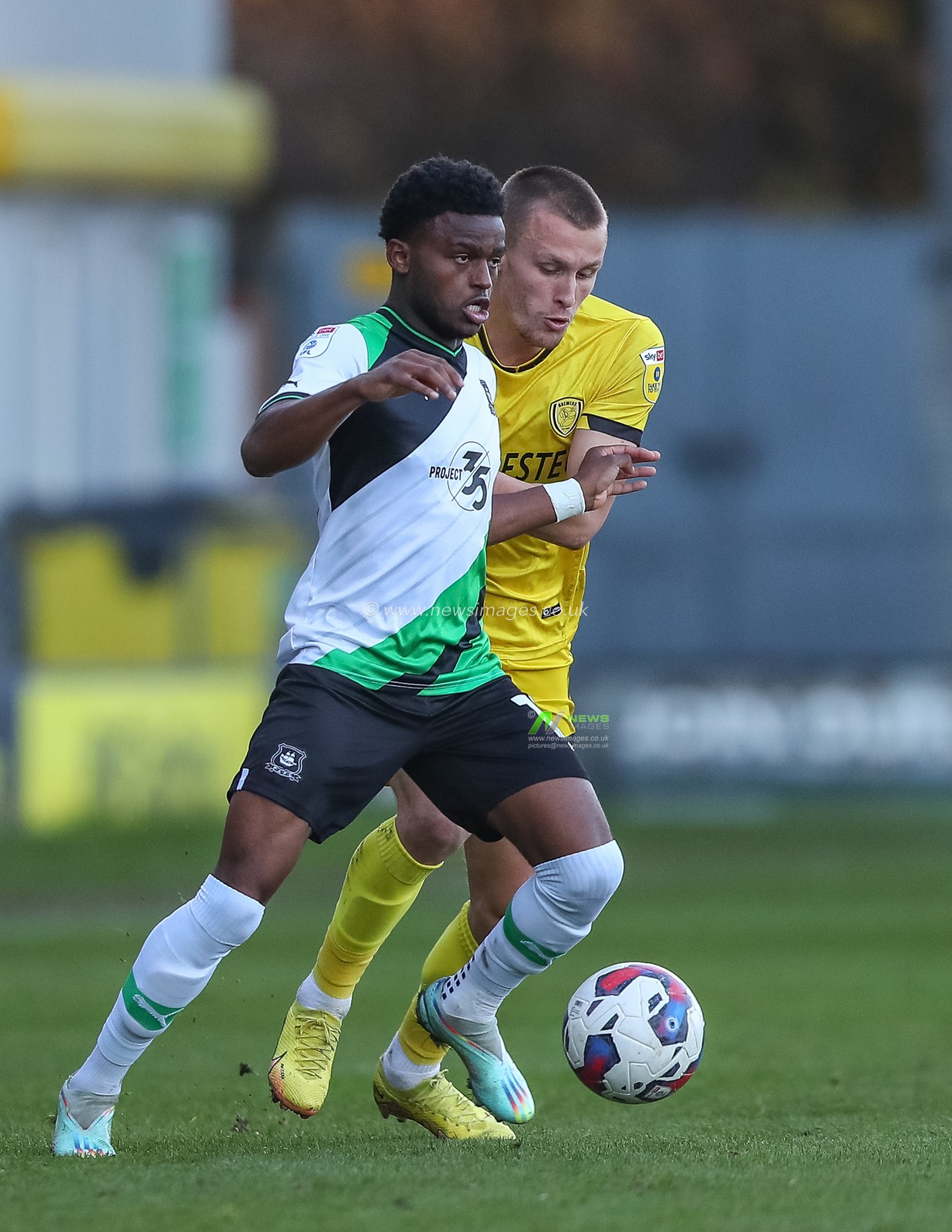 Bali Mumba #17 of Plymouth Argyle and Tom Hamer #37 of Burton Albion battle for the ball during the Sky Bet League 1 match Burton Albion vs Plymouth Argyle at Pirelli Stadium, Burton upon Trent, United Kingdom, 19th November 2022

(Photo by Gareth Evans/News Images)