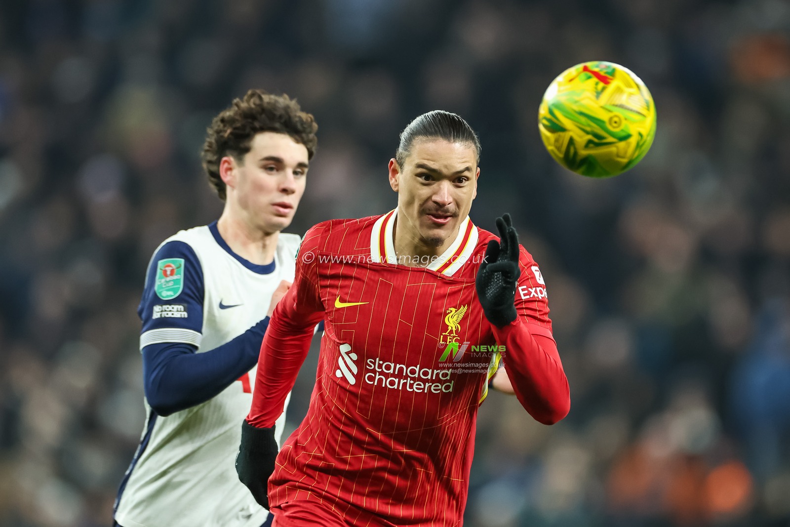 Darwin NÃºÃ±ez of Liverpoolmakes a break with the ball during the Carabao Cup Semi-Finals First Leg Tottenham Hotspur vs Liverpool at Tottenham Hotspur Stadium, London, United Kingdom, 8th January 2025

(Photo by Mark Cosgrove/News Images)