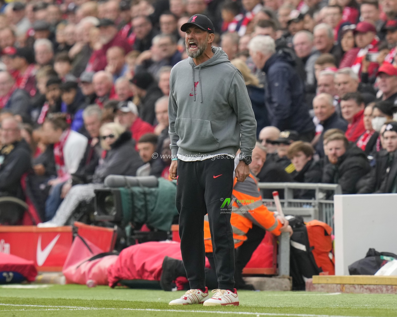 Jurgen Klopp manager of Liverpool shouts instructions during the Premier League match Liverpool vs Nottingham Forest at Anfield, Liverpool, United Kingdom, 22nd April 2023

(Photo by Steve Flynn/News Images)