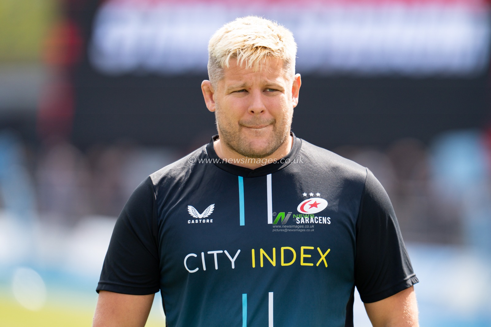 Richard Barrington #17 of Saracens warming up prior to the game