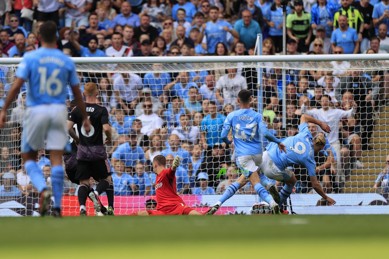 Erling Haaland #9 of Manchester City scores to make it 3-1 during the Premier League match Manchester City vs Fulham at Etihad Stadium, Manchester, United Kingdom, 2nd September 2023

(Photo by Conor Molloy/News Images)