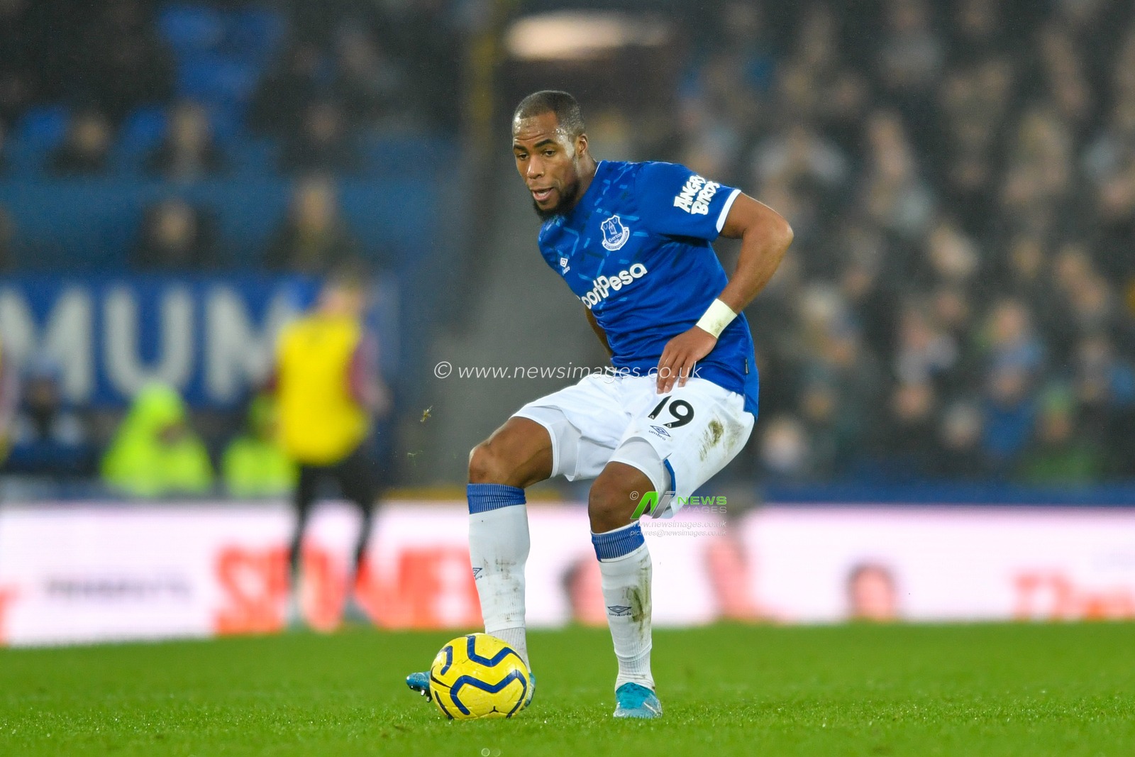26th December 2019, Goodison Park, Liverpool, England; Premier League, Everton v Burnley : Djibril Sidibe (19) of Everton passes the ball

Credit: Simon Whitehead/News Images