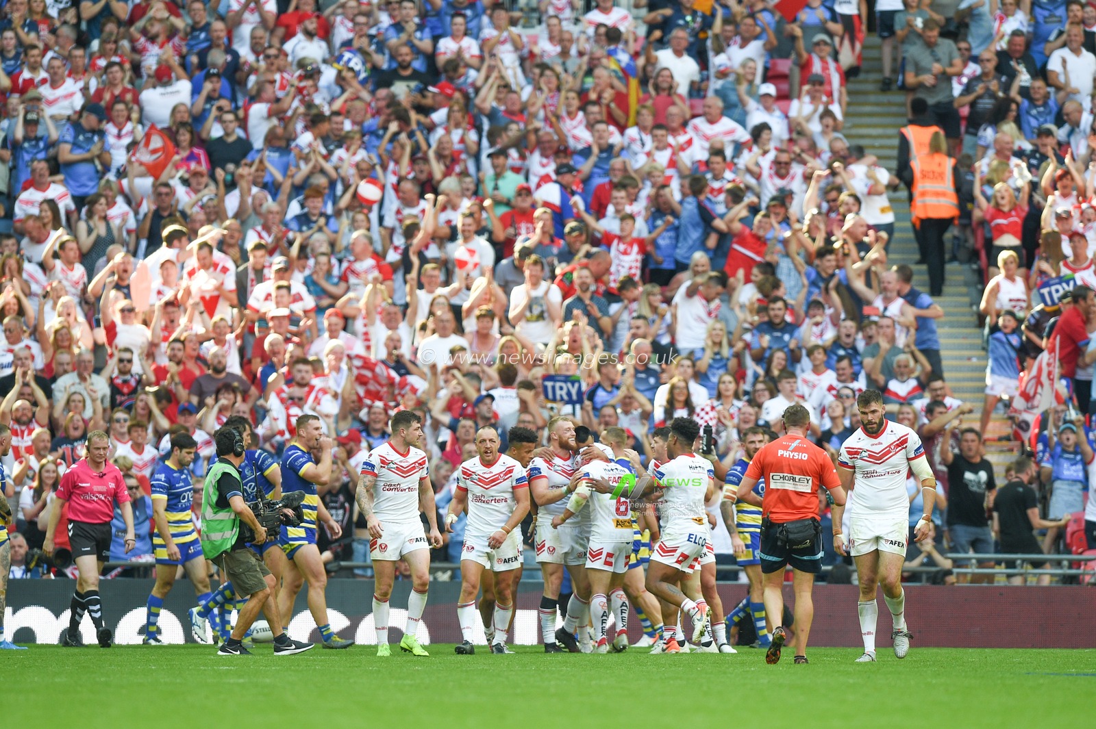 24th August 2019 , Wembley Stadium, London England ; 2019 Coral Challenge Cup Final ; St Helens vs Warrington Wolves ; Saints helens celebrate their 1st try in front of fans



Credit: Richard Long/News Images