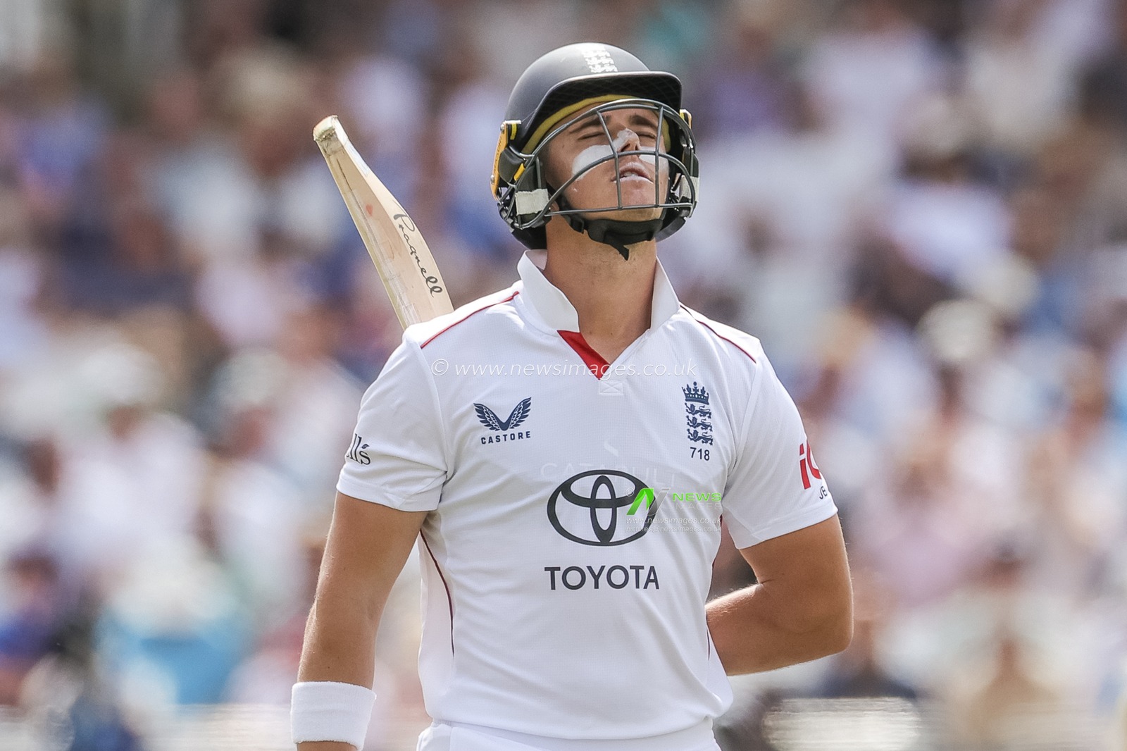 A dejected Jacob Bethell of England leaves the field of play after being dismissed by Will O'Rourke of New Zealand during the 3rd Rothesay Test Match Day 3 match England vs New Zealand at Trent Bridge, Nottingham, United Kingdom on 27 June 2026

(Photo by Mark Cosgrove/News Images)