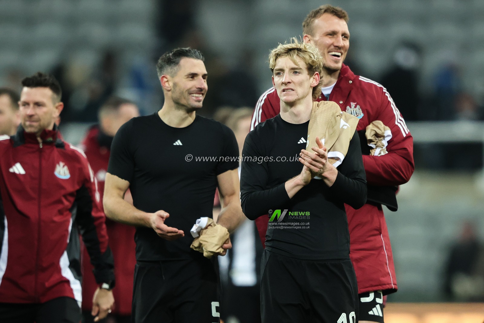 Anthony Gordon of Newcastle United applauds the home fans after the Emirates FA Cup 3rd Round match Newcastle United vs Bromley FC at St. James's Park, Newcastle, United Kingdom, 12th January 2025

(Photo by Alfie Cosgrove/News Images)