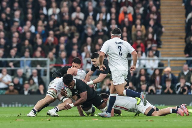 Peter Lakai New Zealand is tackled by Sam Underhill of England during the Quilter Nations Series 2025 match England vs New Zealand at Allianz Stadium, Twickenham, United Kingdom, 15th November 2025

(Photo by Mark Cosgrove/News Images)

*** GER AUT SUI OUT ***