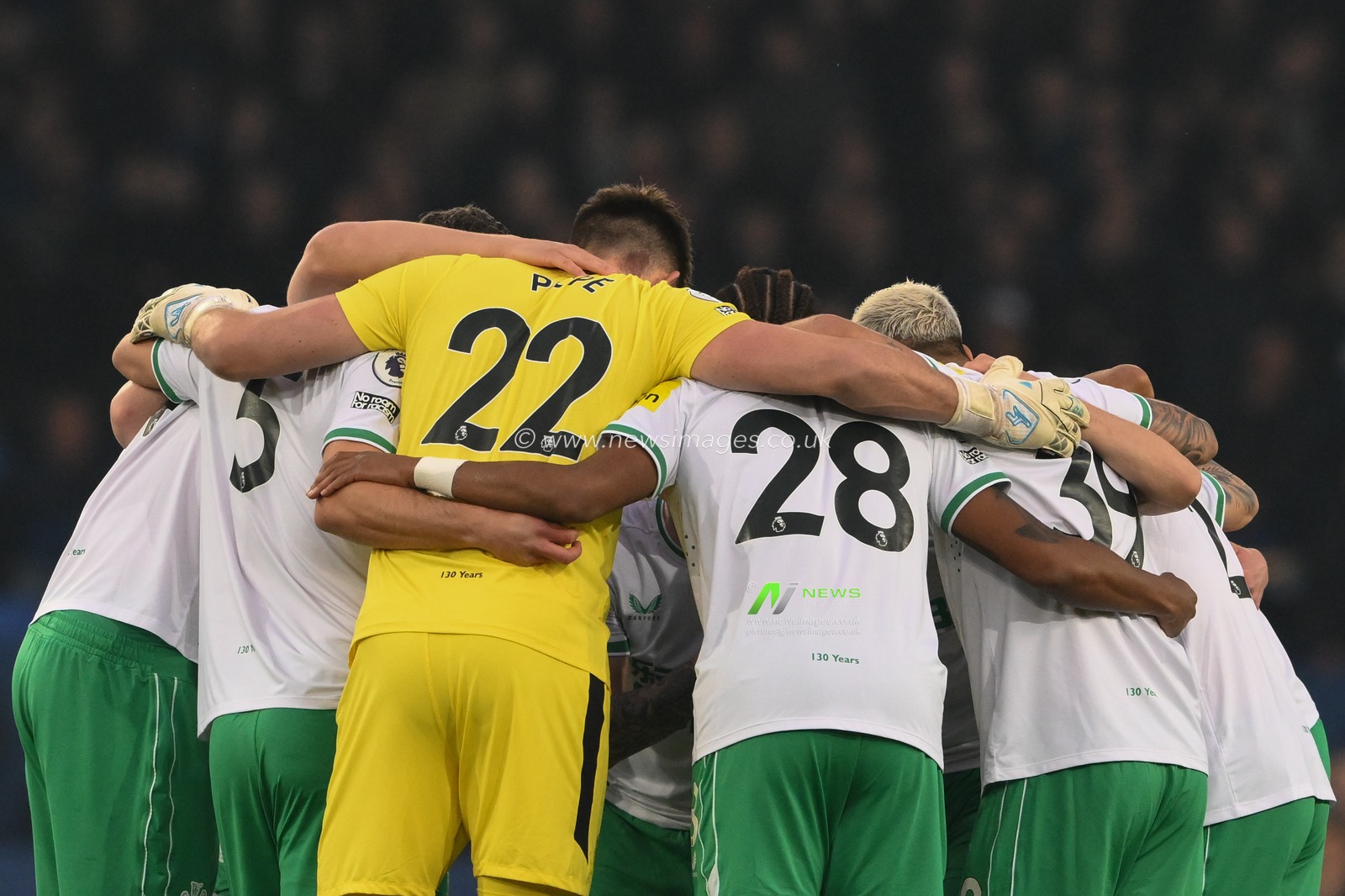 Newcastle United players form a huddle ahead of the Premier League match Everton vs Newcastle United at Goodison Park, Liverpool, United Kingdom, 27th April 2023

(Photo by Craig Thomas/News Images)