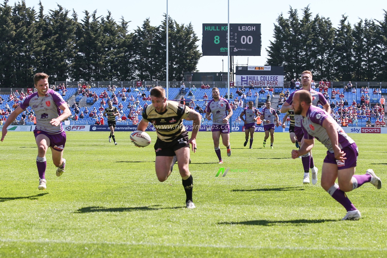 Ben Hellewell (11) of Leigh Centurions runs for the try line