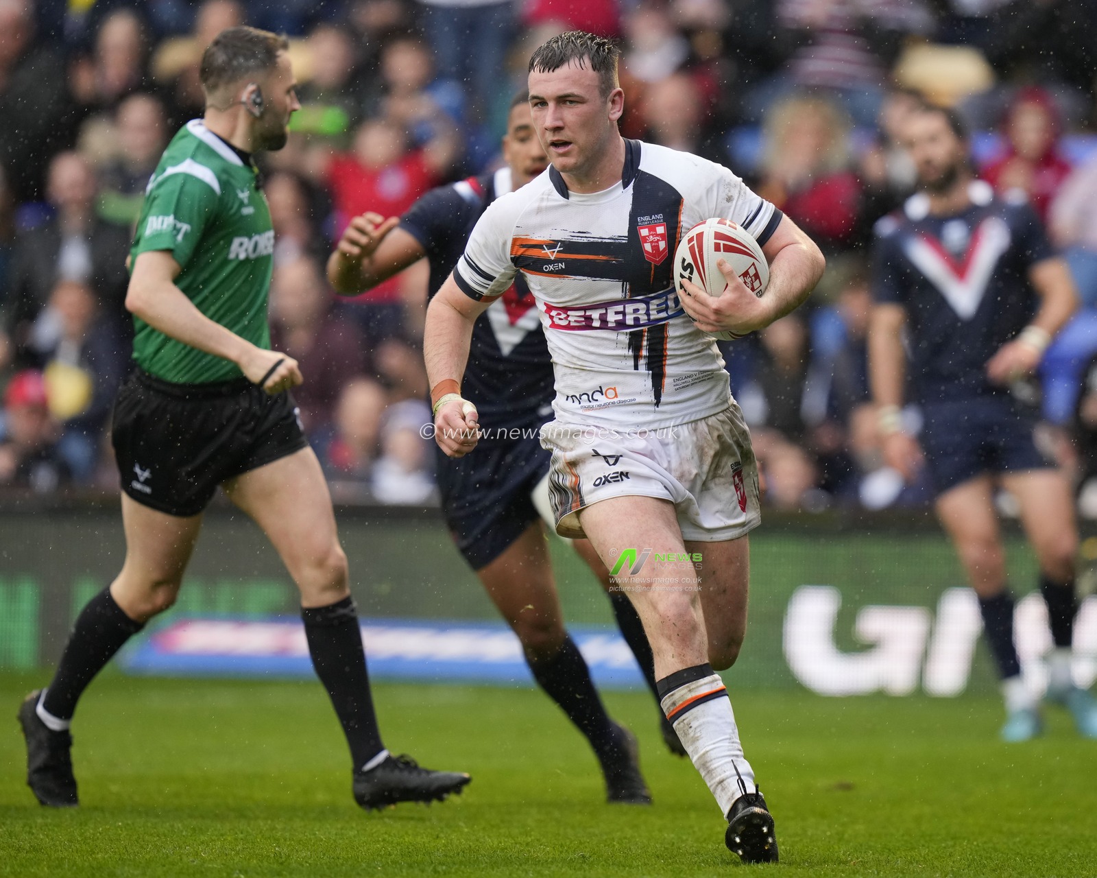 Harry Smith #7 of England breaks through to score a try during the Mid Season International match England vs France at Halliwell Jones Stadium, Warrington, United Kingdom, 29th April 2023

(Photo by Steve Flynn/News Images)