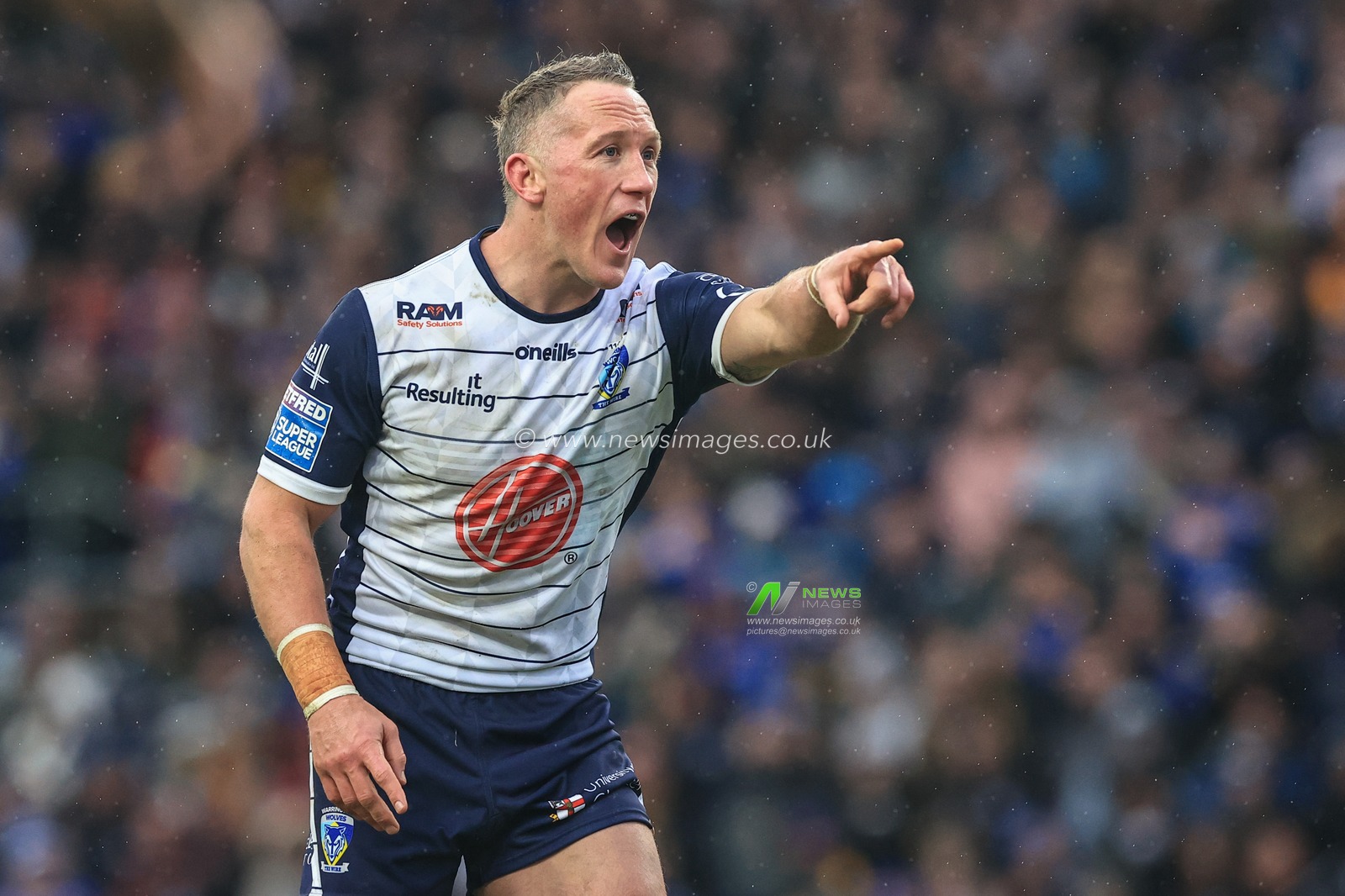 Jason Clark #14 of Warrington Wolves gives teams mates instructions