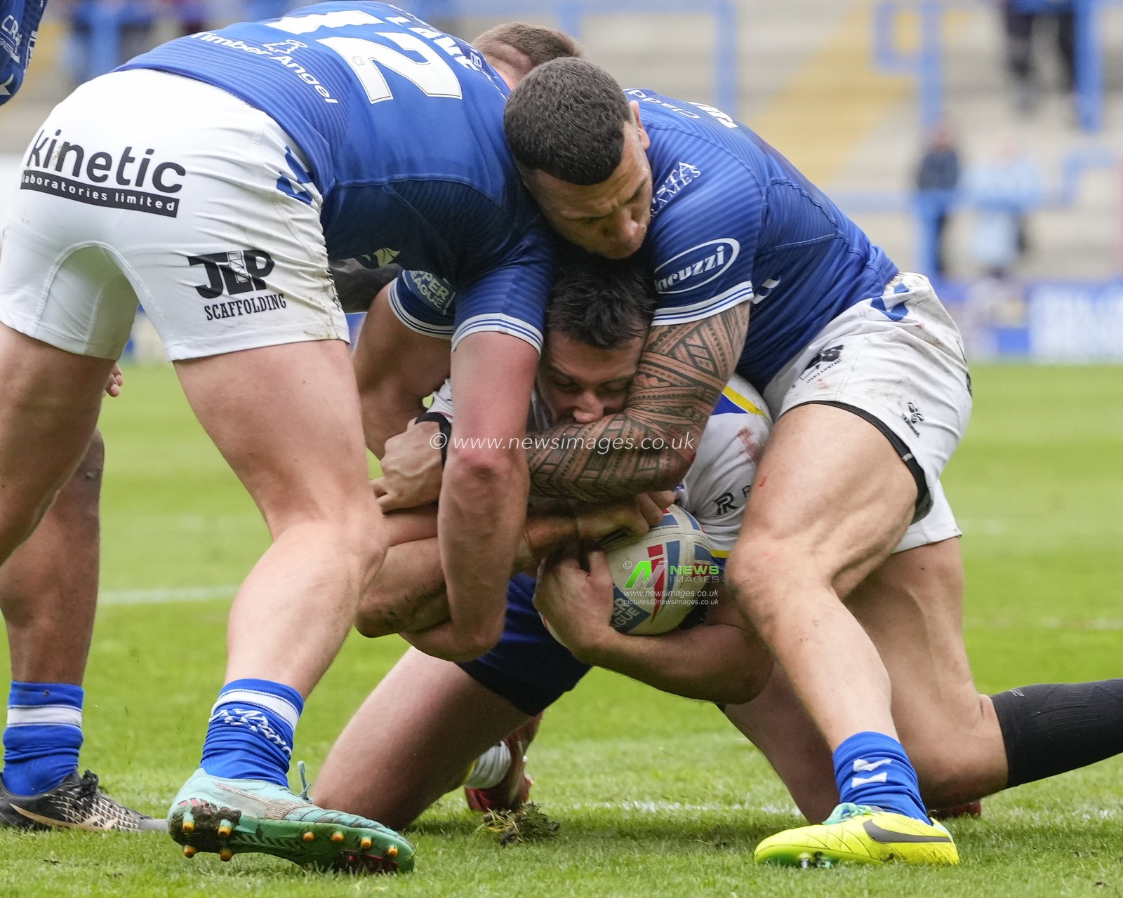 Stefan Ratchford #4 of Warrington Wolves is tackled during the Betfred Super League Round 7 match Warrington Wolves vs Hull FC at Halliwell Jones Stadium, Warrington, United Kingdom, 1st April 2023

(Photo by Steve Flynn/News Images)