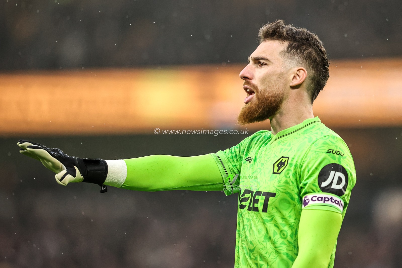 Wolverhampton Wanderers goalkeeper Jose Sa gives his team instructions during the Premier League match Wolverhampton Wanderers vs Newcastle United at Molineux, Wolverhampton, United Kingdom, 18th January 2026

(Photo by Alfie Cosgrove/News Images)