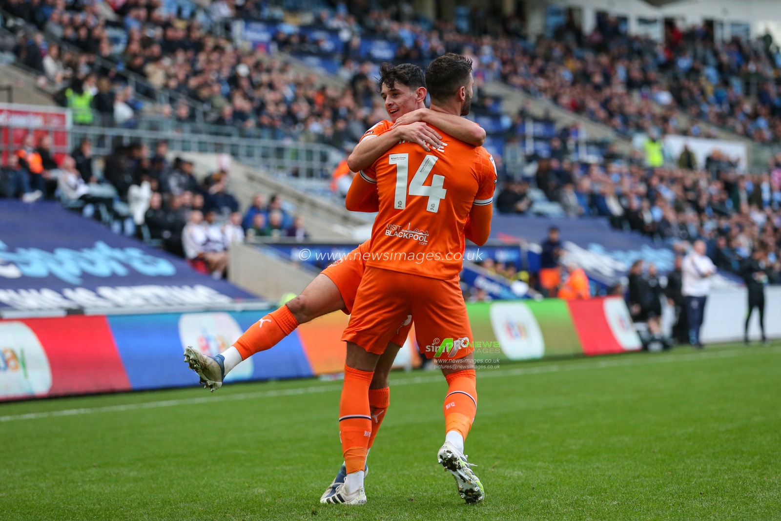 Gary Madine #14 of Blackpool celebrates his goal to make it 1-1 during the Sky Bet Championship match Coventry City vs Blackpool at Coventry Building Society Arena, Coventry, United Kingdom, 29th October 2022

(Photo by Arron Gent/News Images)