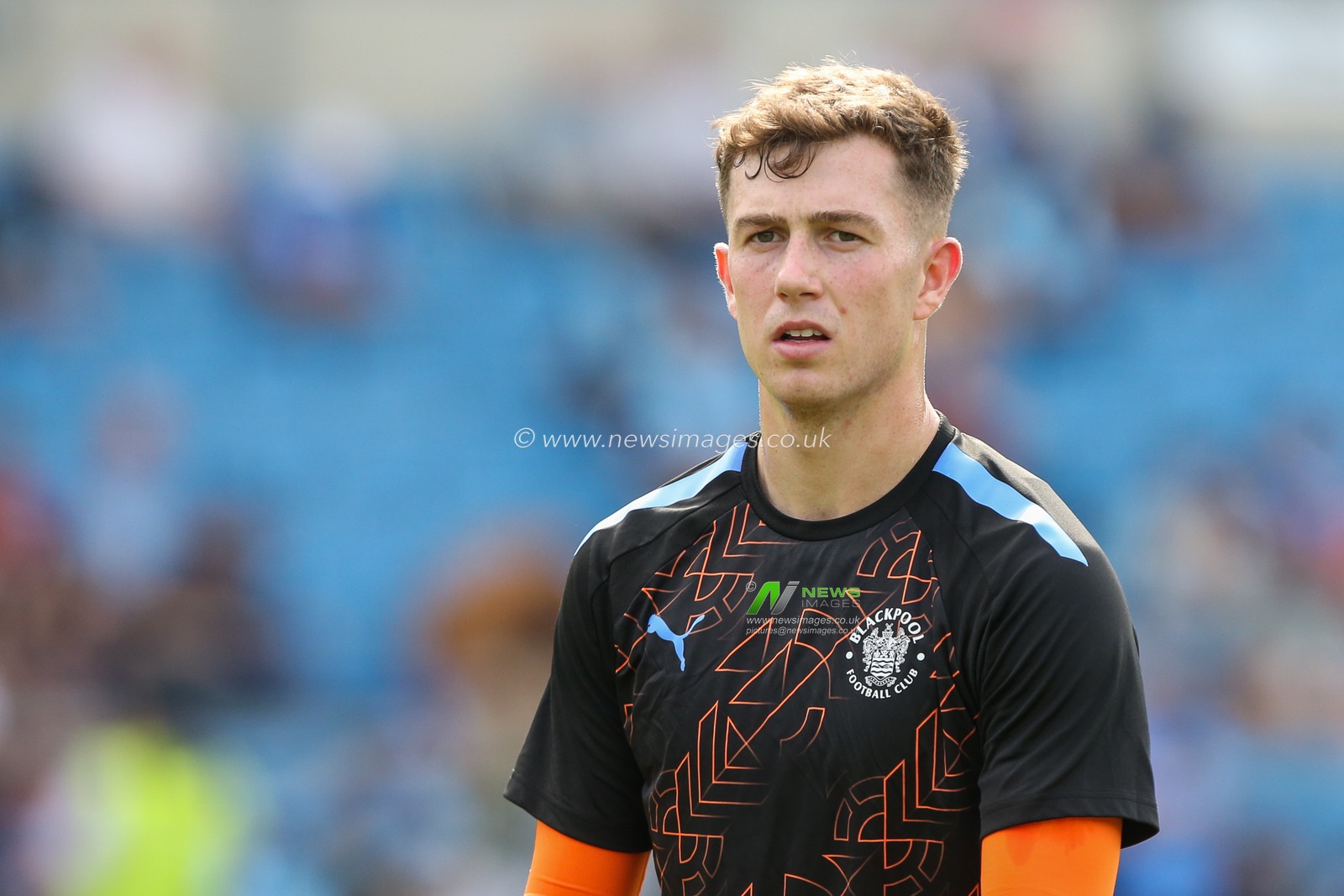 Jensen Weir #15 of Blackpool warms up during the Sky Bet League 1 match Wycombe Wanderers vs Blackpool at Adams Park, High Wycombe, United Kingdom, 16th September 2023

(Photo by Arron Gent/News Images)
