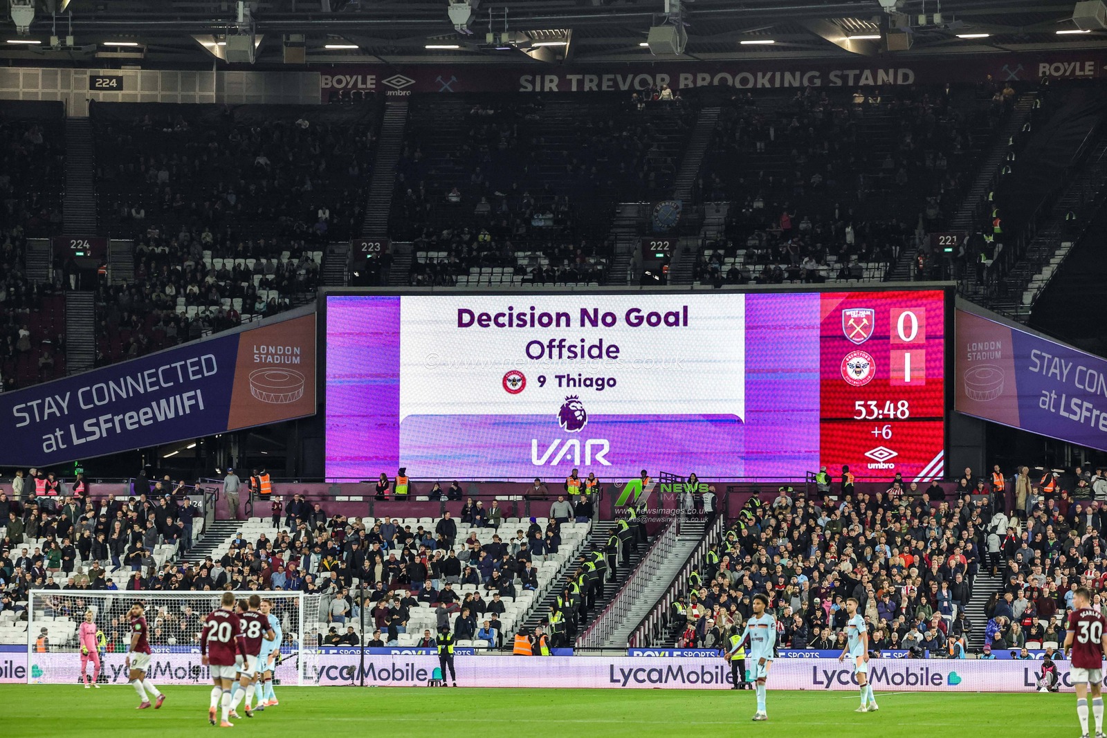 VAR rule out the goal from Igor Thiago of Brentford for offside during the Premier League match West Ham United vs Brentford at London Stadium, London, United Kingdom, 20th October 2025

(Photo by Mark Cosgrove/News Images)