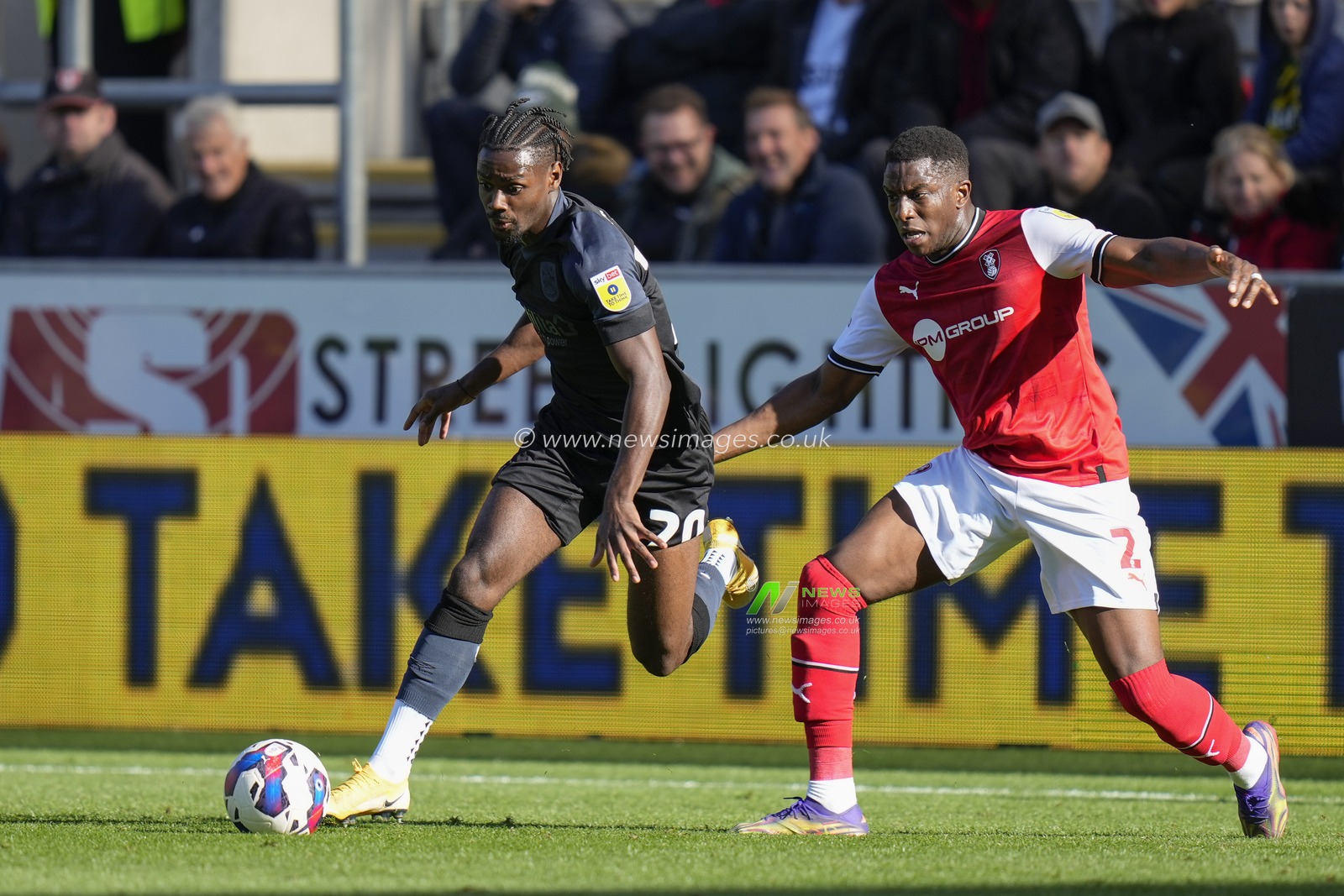 Aaron Rowe #20 of Huddersfield Town breaks past Wes Harding #2 of Rotherham United during the Sky Bet Championship match Rotherham United vs Huddersfield Town at AESSEAL New York Stadium, Rotherham, United Kingdom, 15th October 2022

(Photo by Steve Flynn/News Images)