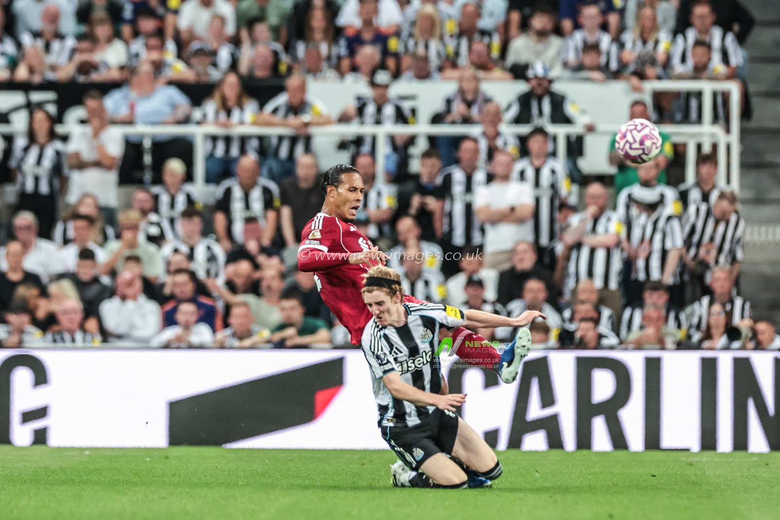 Anthony Gordon of Newcastle United slides in and fouled Virgil van Dijk of Liverpool and receives a red card after VAR review during the Premier League match Newcastle United vs Liverpool at St. James's Park, Newcastle, United Kingdom, 25th August 2025

(Photo by Mark Cosgrove/News Images)
