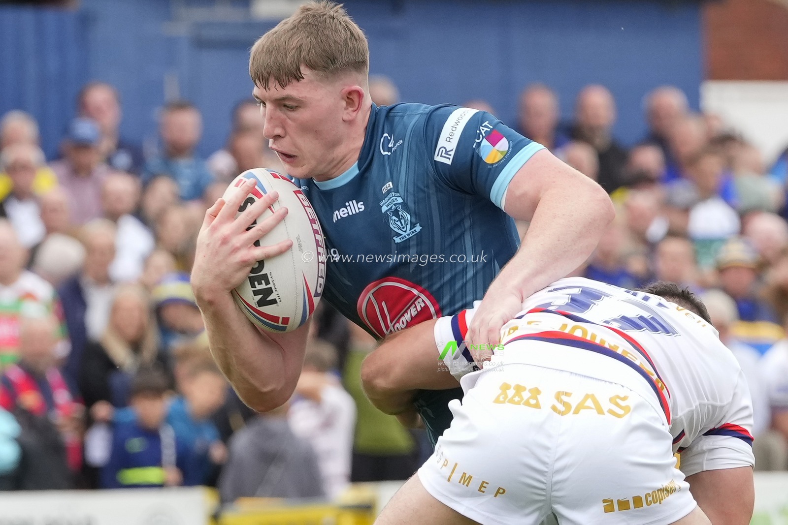 Matty Nicholson #12 of Warrington Wolves runs at Luke Gale #37 of Wakefield Trinity during the Betfred Super League Round 20 match Wakefield Trinity vs Warrington Wolves at The Be Well Support Stadium, Wakefield, United Kingdom, 30th July 2023

(Photo by Steve Flynn/News Images)