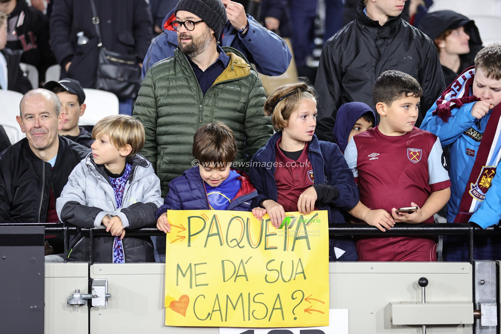 Fans with banners during the UEFA Europa League match West Ham United vs Olympiakos FC at London Stadium, London, United Kingdom, 9th November 2023

(Photo by Mark Cosgrove/News Images)