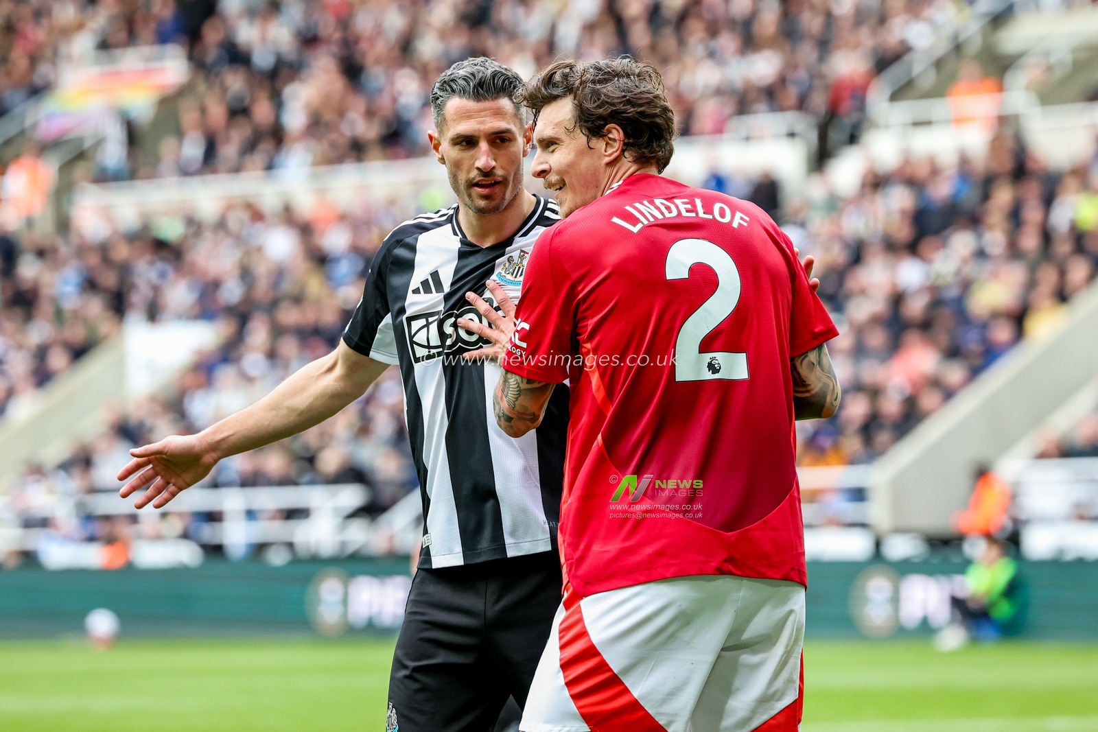 Victor LindelÃ¶f of Manchester United holds off Fabian Schar of Newcastle United during the Premier League match Newcastle United vs Manchester United at St. James's Park, Newcastle, United Kingdom, 13th April 2025

(Photo by Mark Cosgrove/News Images)