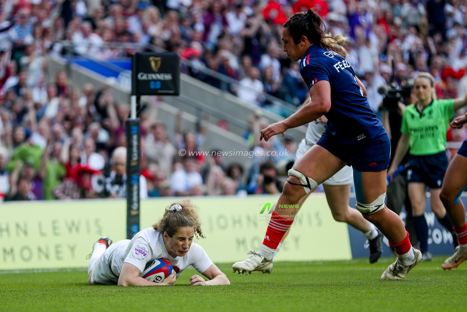 Abby Dow of England Women goes over for a try to make it 43-28 during the 2025 Guinness Womenâ€™s Six Nations match England vs France at Allianz Stadium, Twickenham, United Kingdom, 26th April 2025

(Photo by Izzy Poles/News Images)