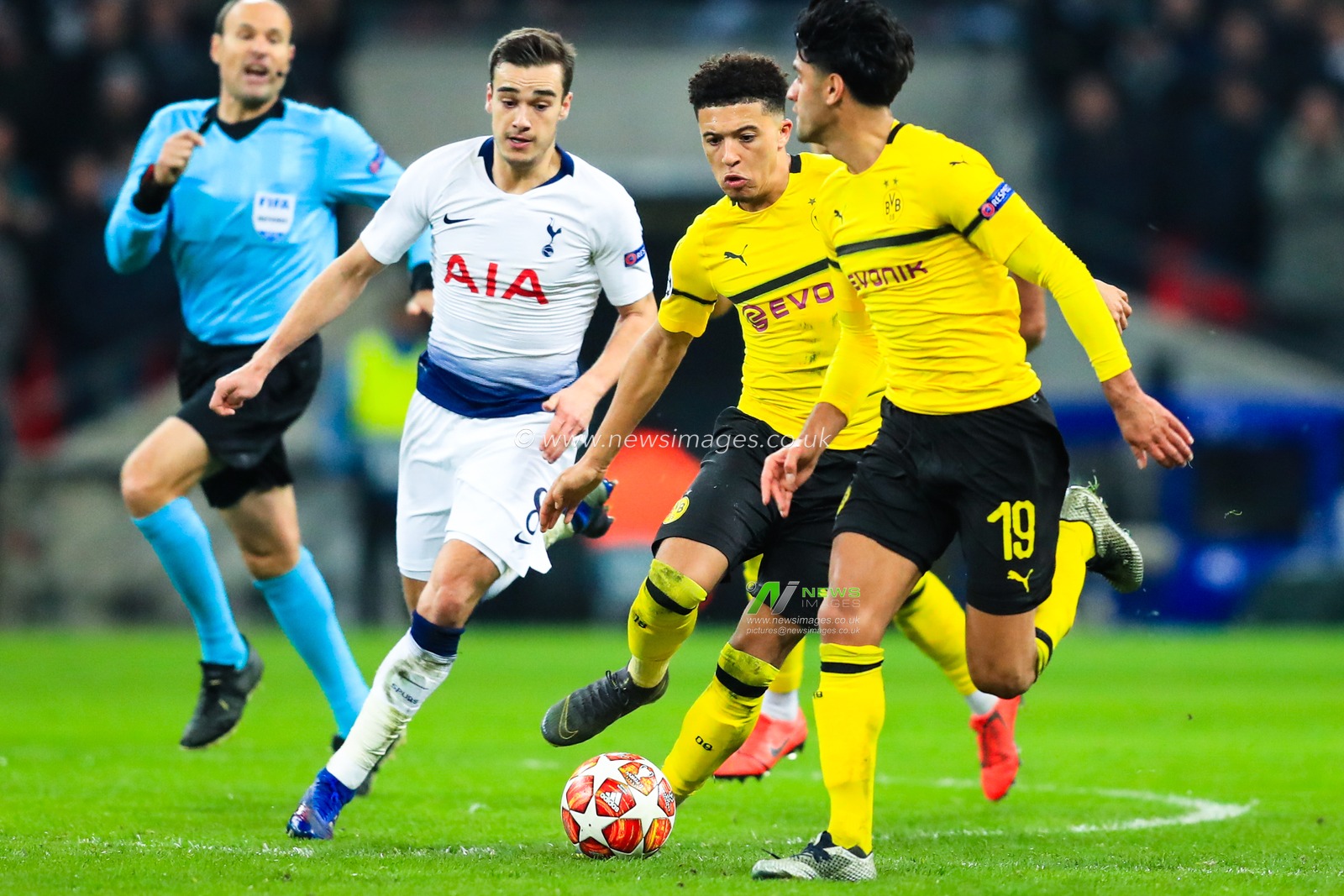 13th February 2019, Wembley Stadium, London, England; UEFA Champions League, Round of 16, Tottenham vs Borussia Dortmund ; Jadon Sancho (07) of Borussia Dortmund makes a break but is unable to capitalise on it.



Credit: Georgie Kerr/News Images