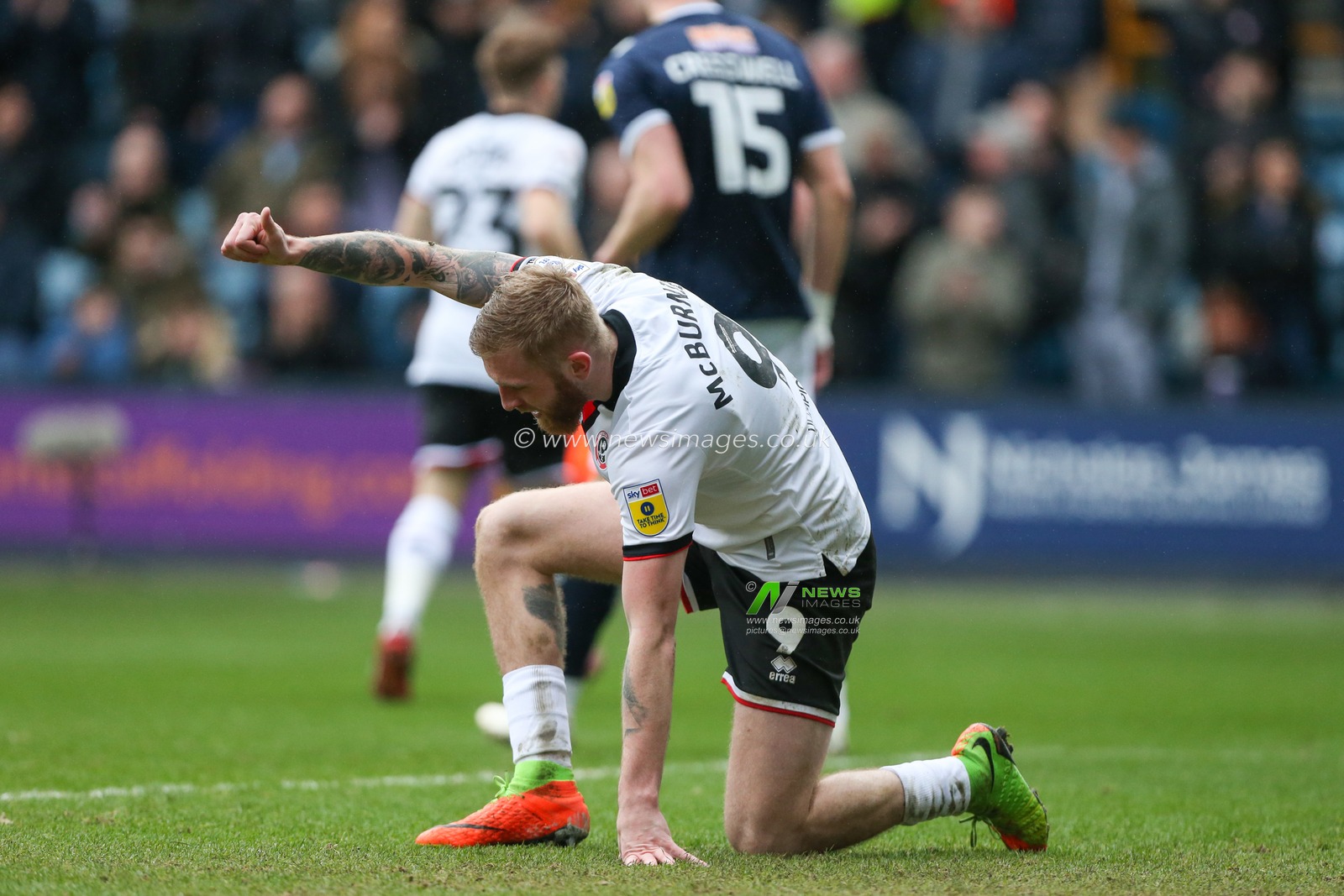 Oliver McBurnie #9 of Sheffield United acknowledges a team mate during the Sky Bet Championship match Millwall vs Sheffield United at The Den, London, United Kingdom, 18th February 2023

(Photo by Arron Gent/News Images)