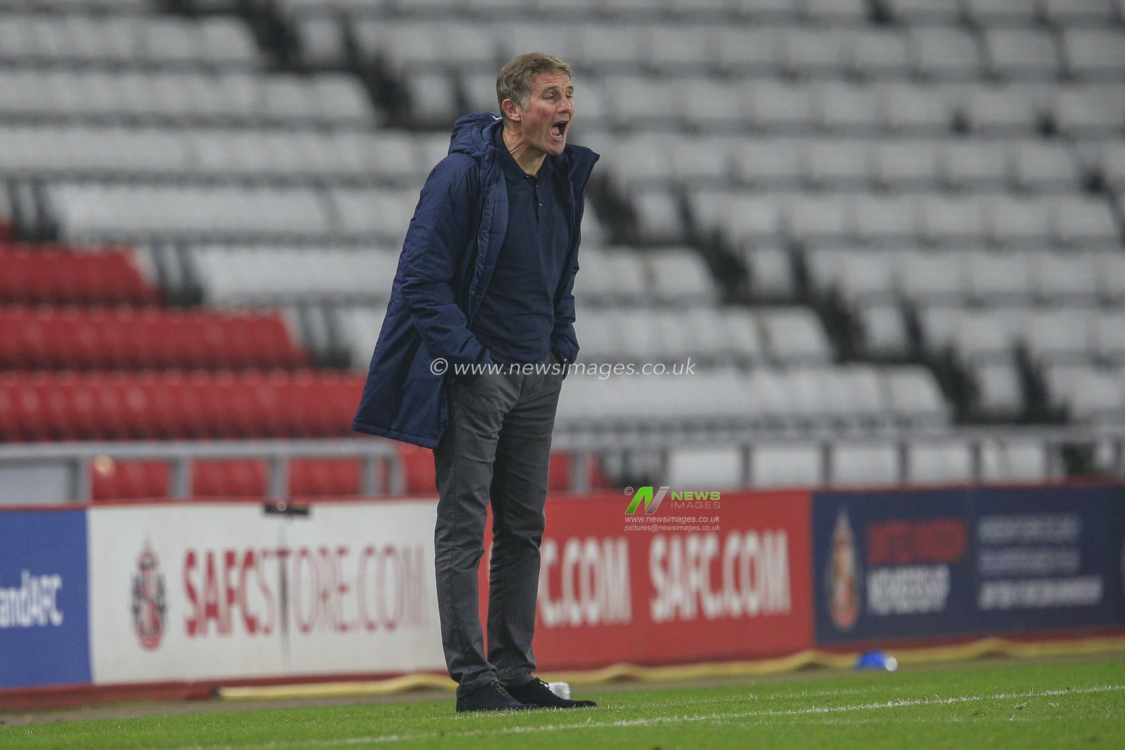 Phil Parkinson, manager of Sunderland, gives his team instructions