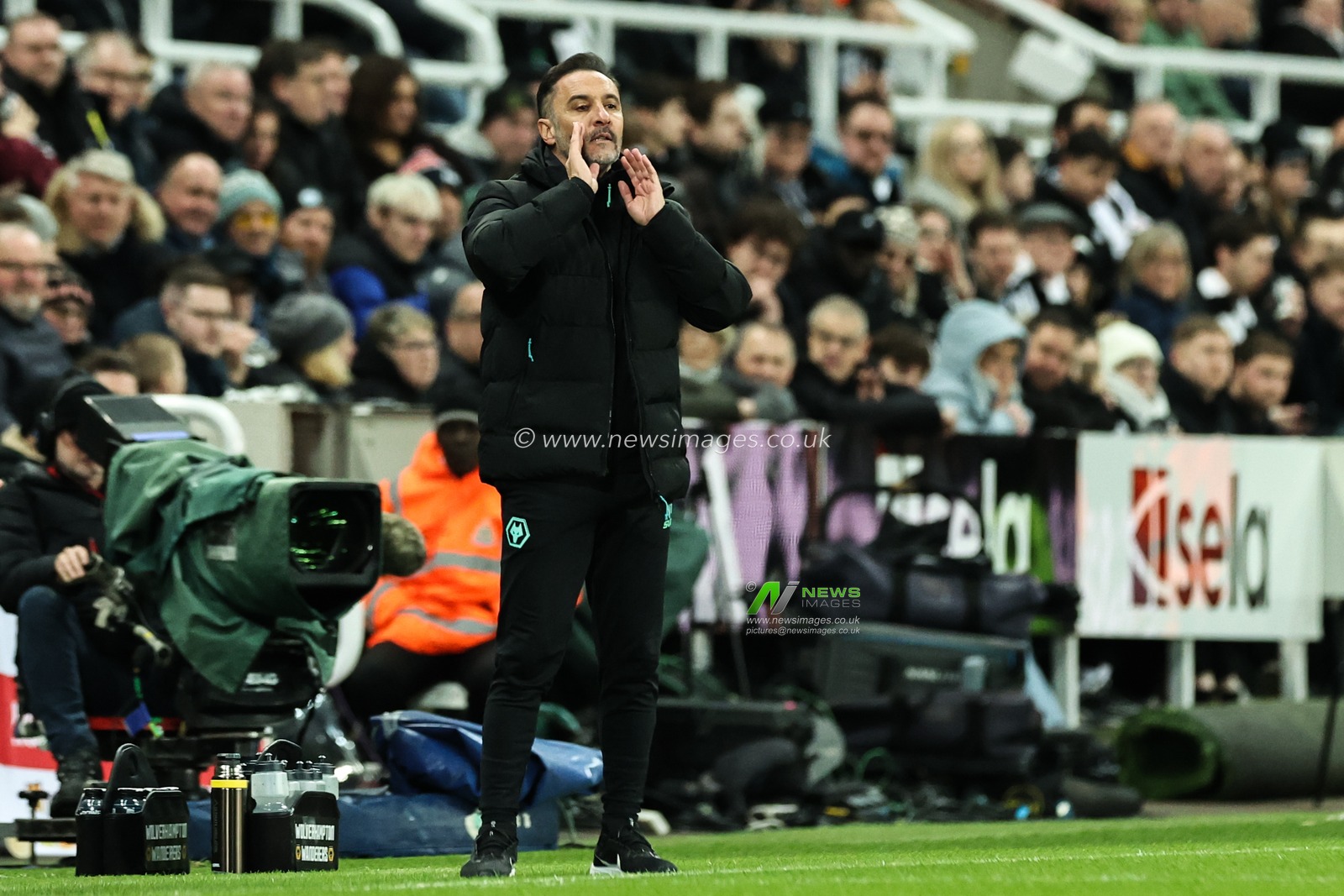 Vitor Pereira head coach of Wolverhampton Wanderers gives his players instructions during the Premier League match Newcastle United vs Wolverhampton Wanderers at St. James's Park, Newcastle, United Kingdom, 15th January 2025

(Photo by Mark Cosgrove/News Images)