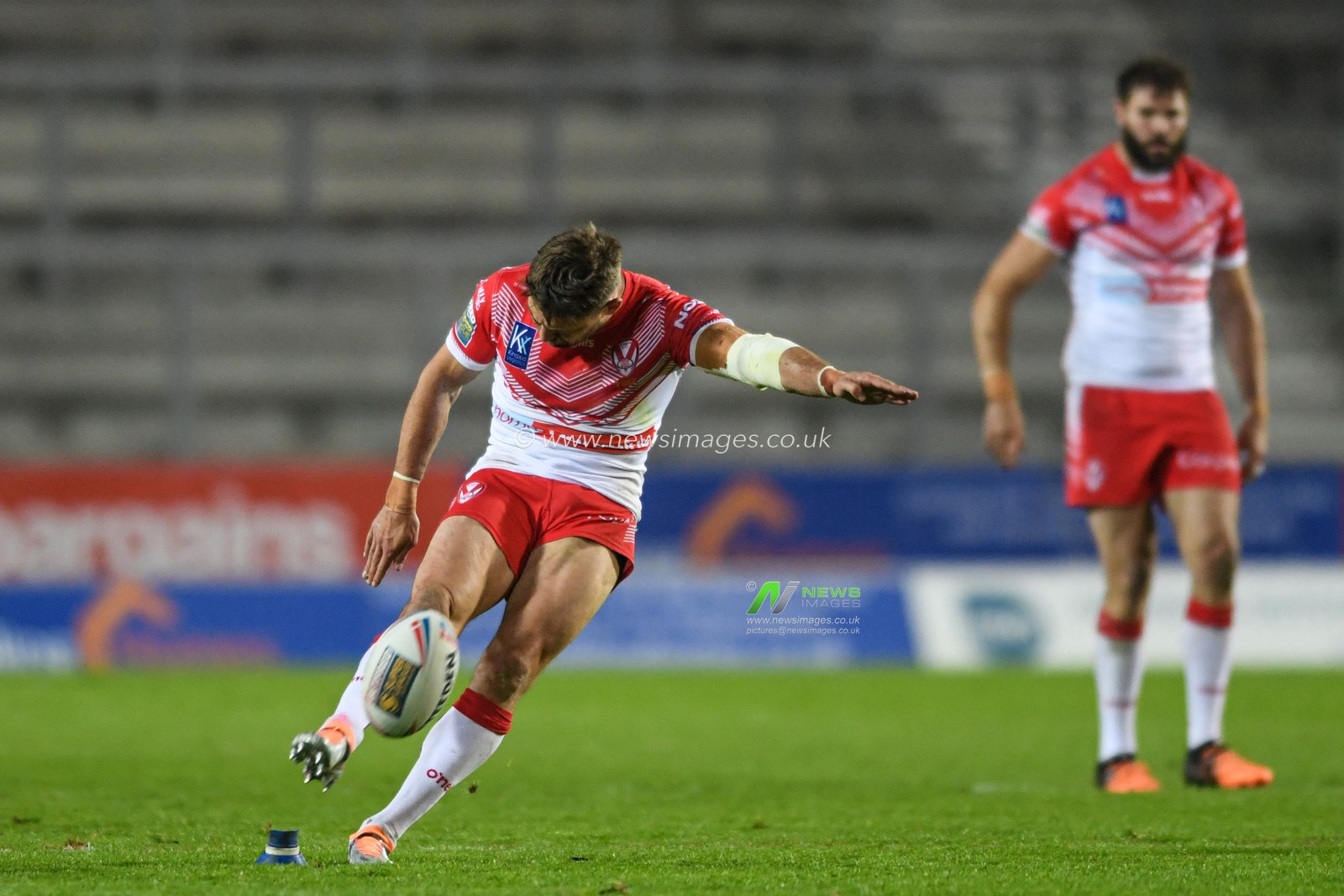 Tommy Makinson #2 of St Helens kicks a penalty to make it 12-10