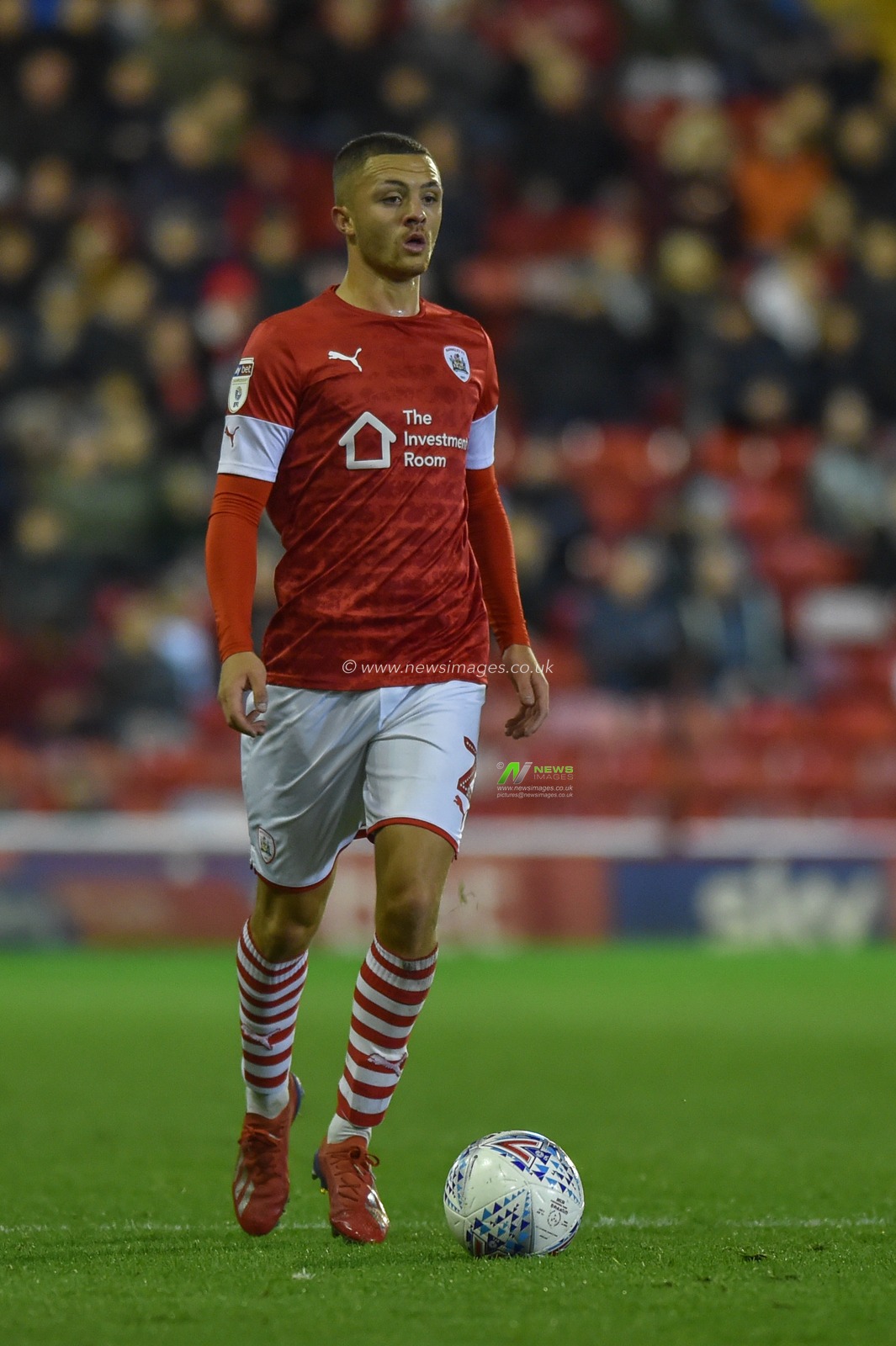 2nd October 2019, Oakwell, Barnsley, England; Sky Bet Championship, Barnsley v Derby County :Jordan Williams (2) of Barnsley FC with the ball.

Credit: Dean Williams/News Images