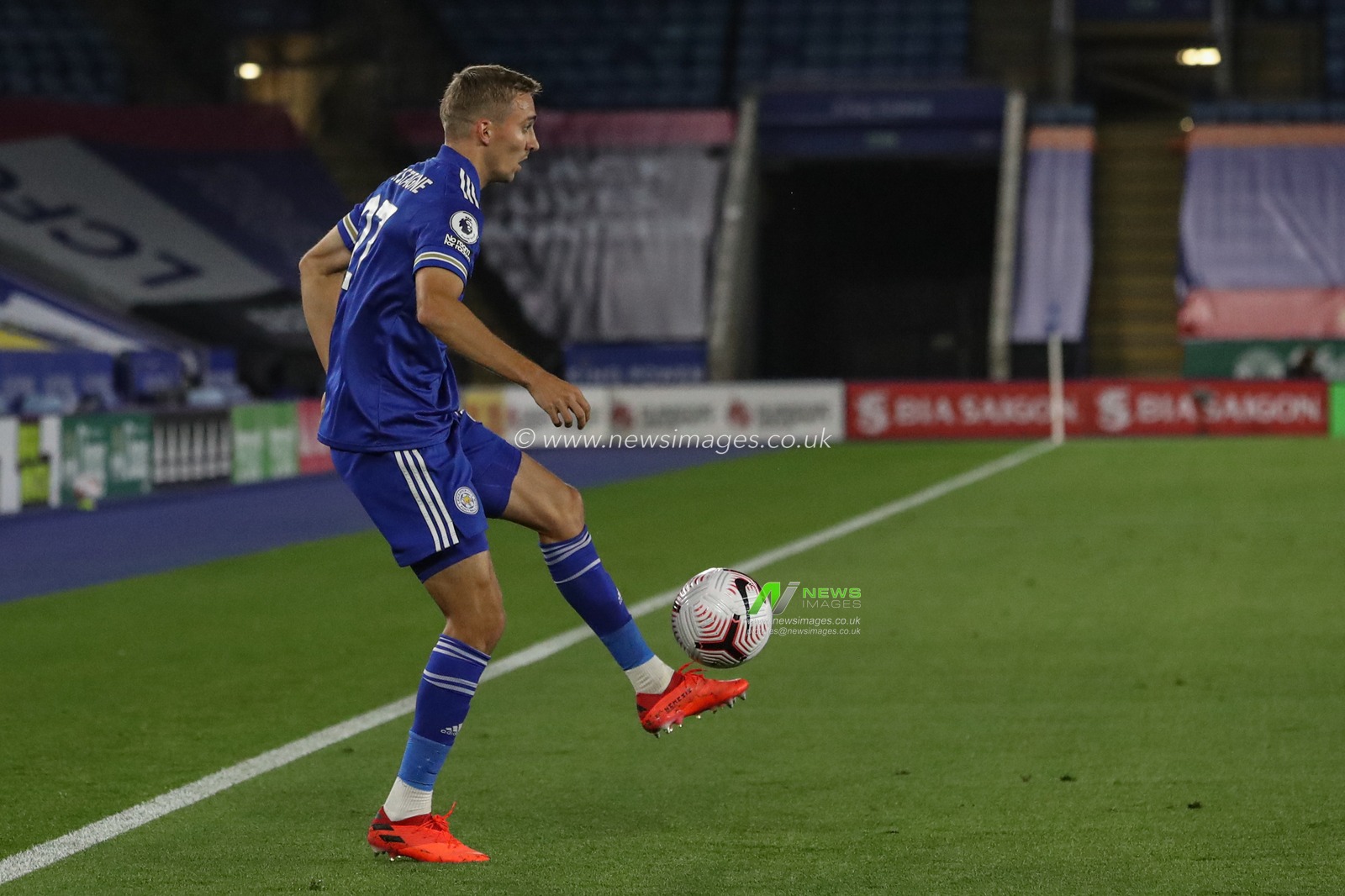 Timothy Castagne (27) of Leicester City controls the ball